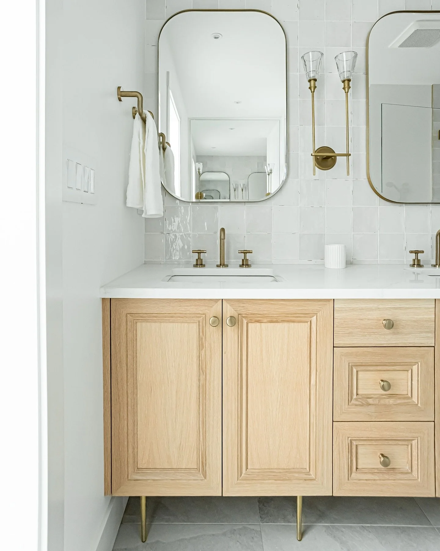 Soft, bright yet so elevated. Oak wood cabinets, creamy countertops and gold finishes are just some of my favourite things in this ensuite. 

Project: Parkway Boulevard 
Contractor: @earenovations 

#bathroomreno #bathroomrenovations #ensuitedesign #