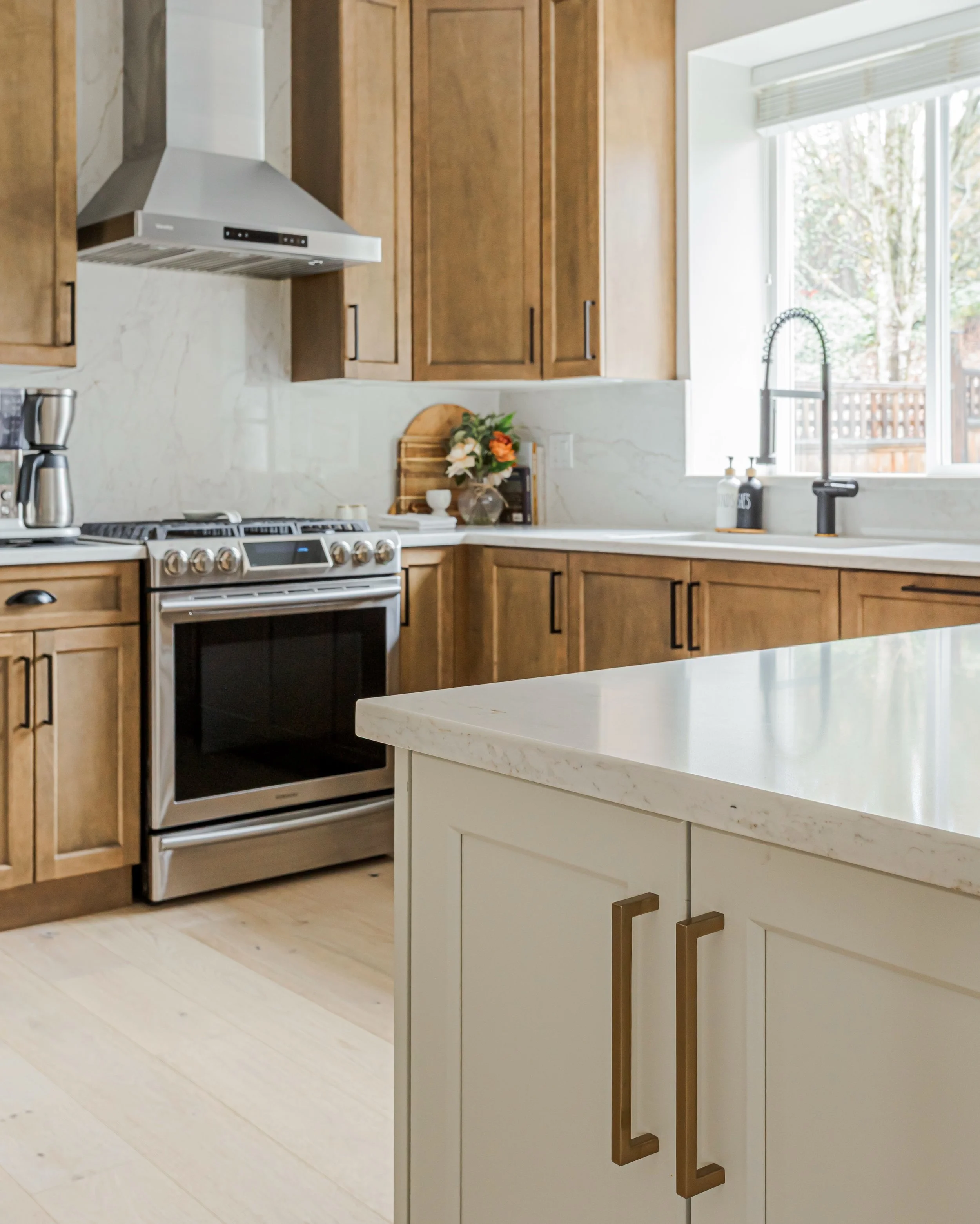 The stone is so breathtaking, we had to run it up the walls as the backsplash. Creamy tones and light veining accent beautifully against the walnut cabinetry while giving the space an illusion of more height. 

Project: Bastin Residence
Design: @shay