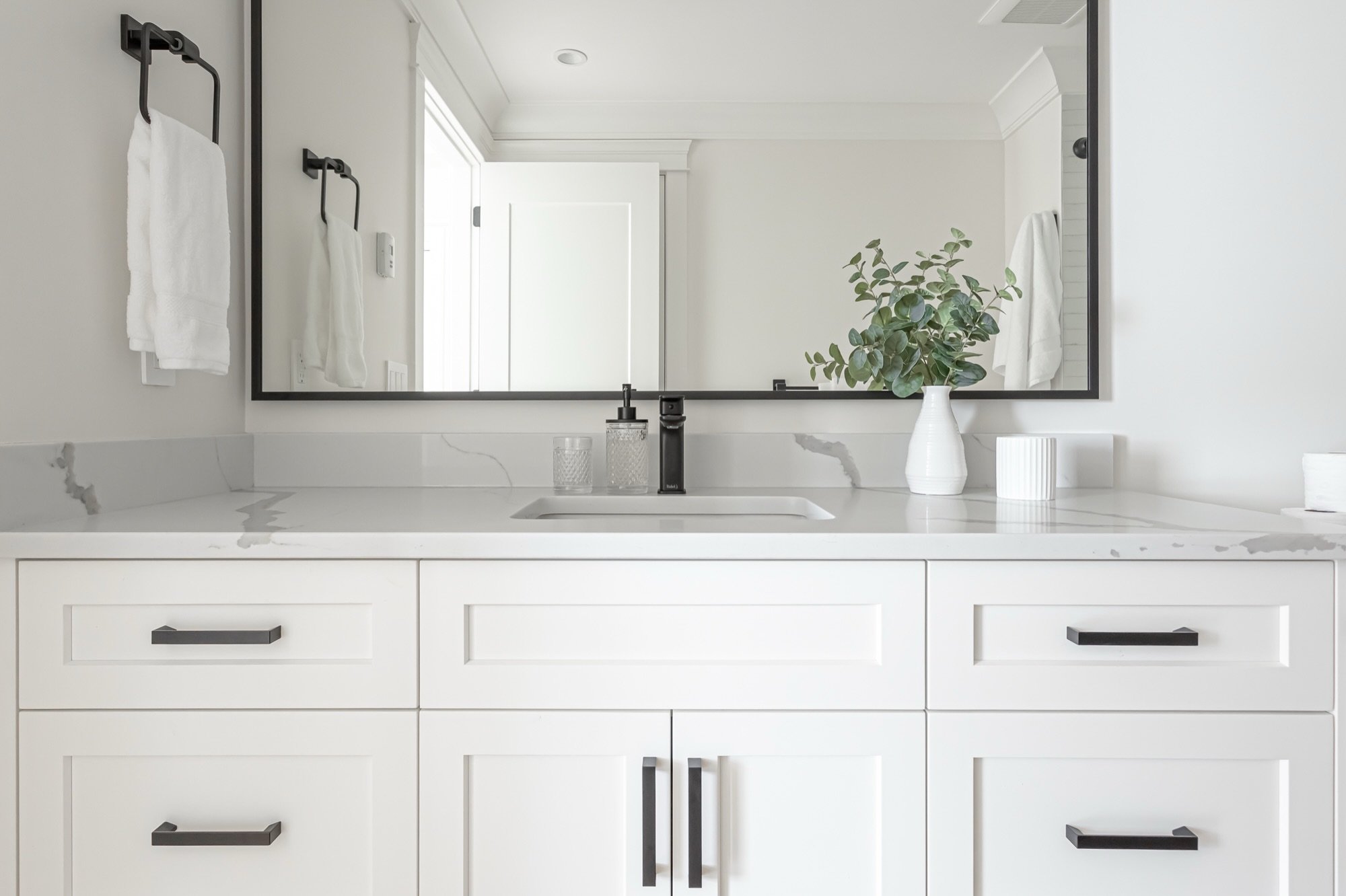 Creamy walls, oak floors, with little stunning details in tile and stone wrap this bathroom with warmth. 

Project: Topham Estates | Legal Basement Suites 
Design: @shayeinteriors 
Contractor: @stevetrademark

#interiordesign #bathroomdesign #modernb