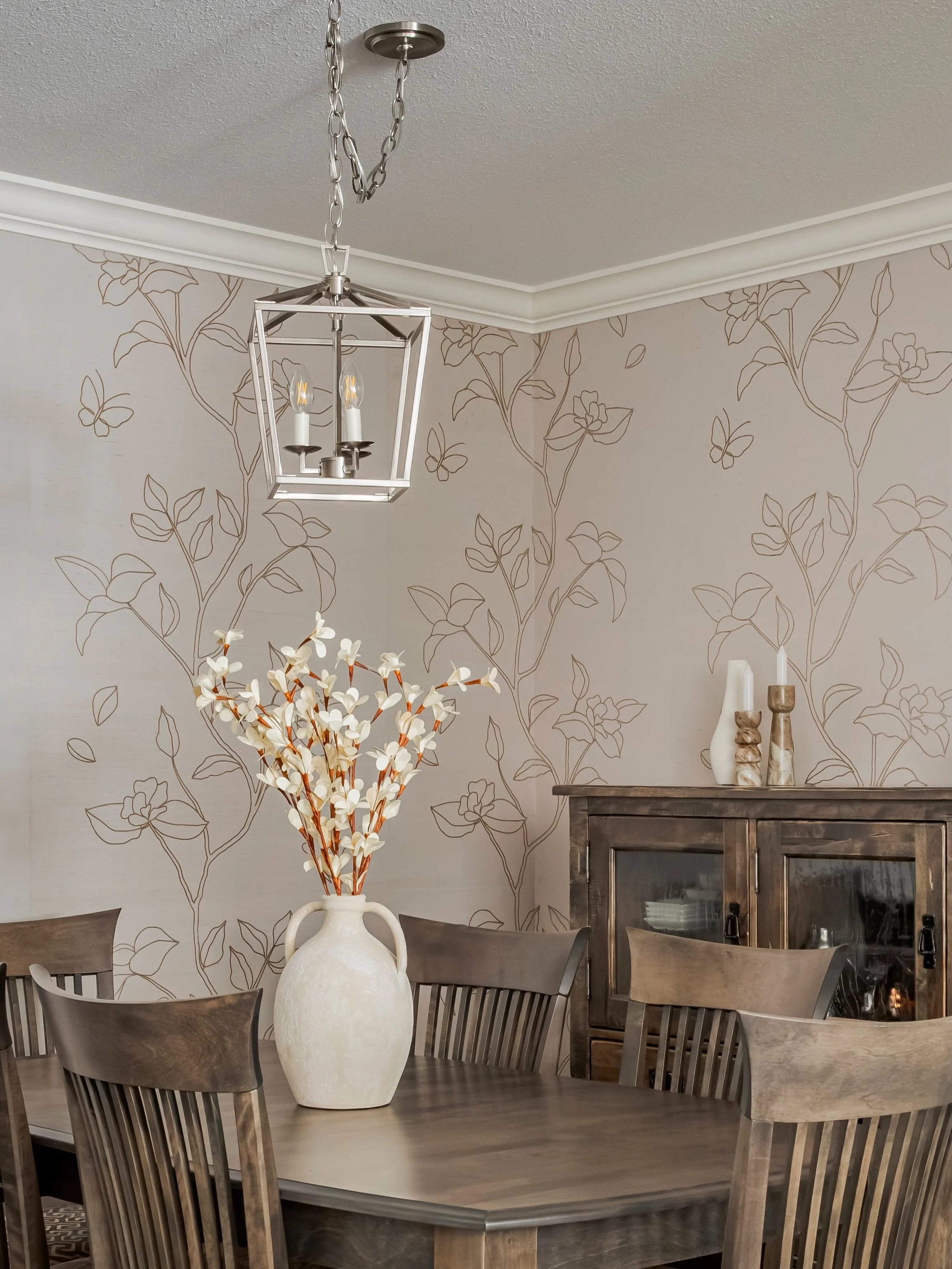 Welcome home, Linwood! This dining room makeover exudes calm, warm and refined with a one-of-a-kind grass cloth wall covering that is jaw-dropping on its own. Added d&eacute;cor curation to tie it all together. Swipe for the before. 

Project: Linwoo
