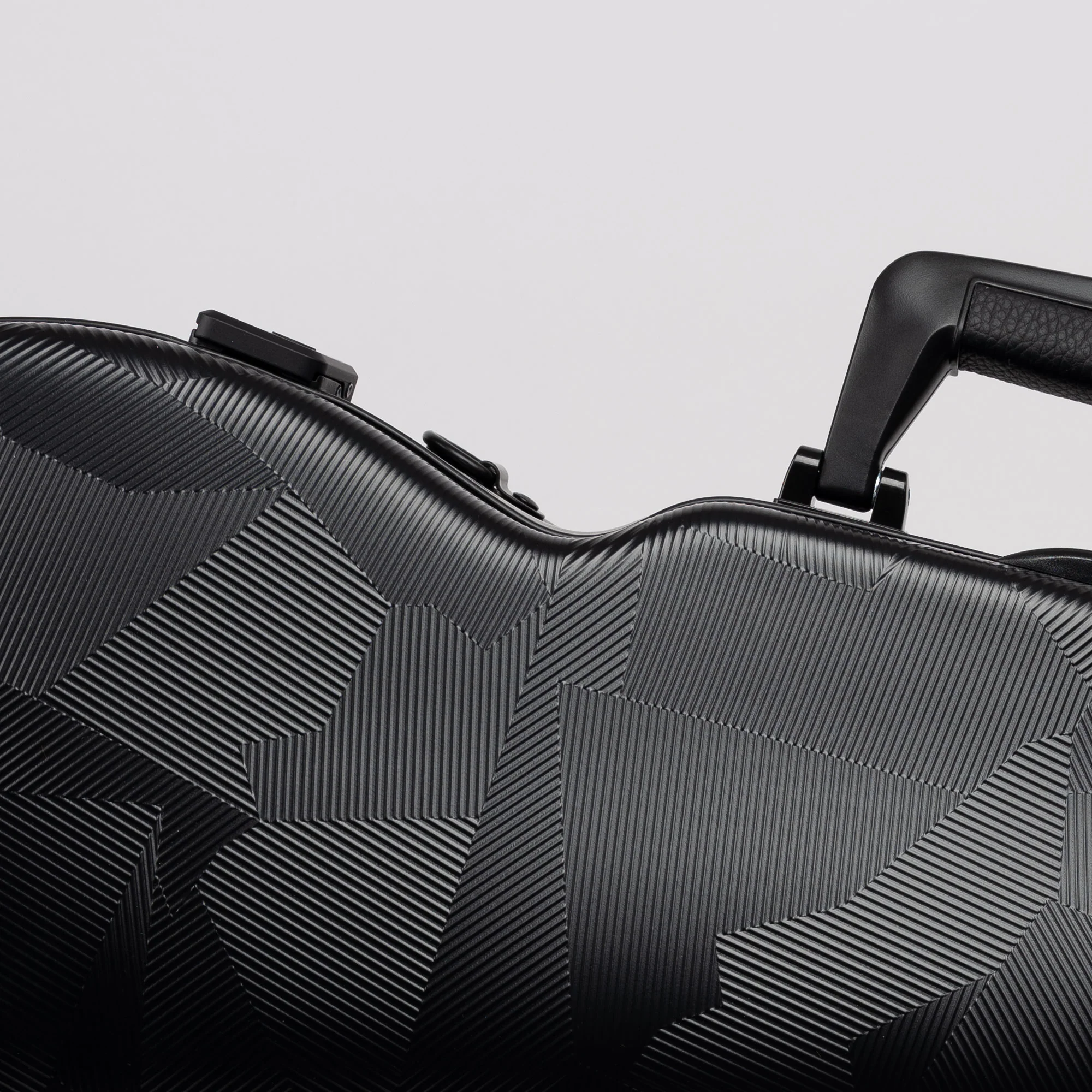 BAM_SHA2200XLN_Shadow_Hightech_Contoured_Viola_Case_Closeup.png