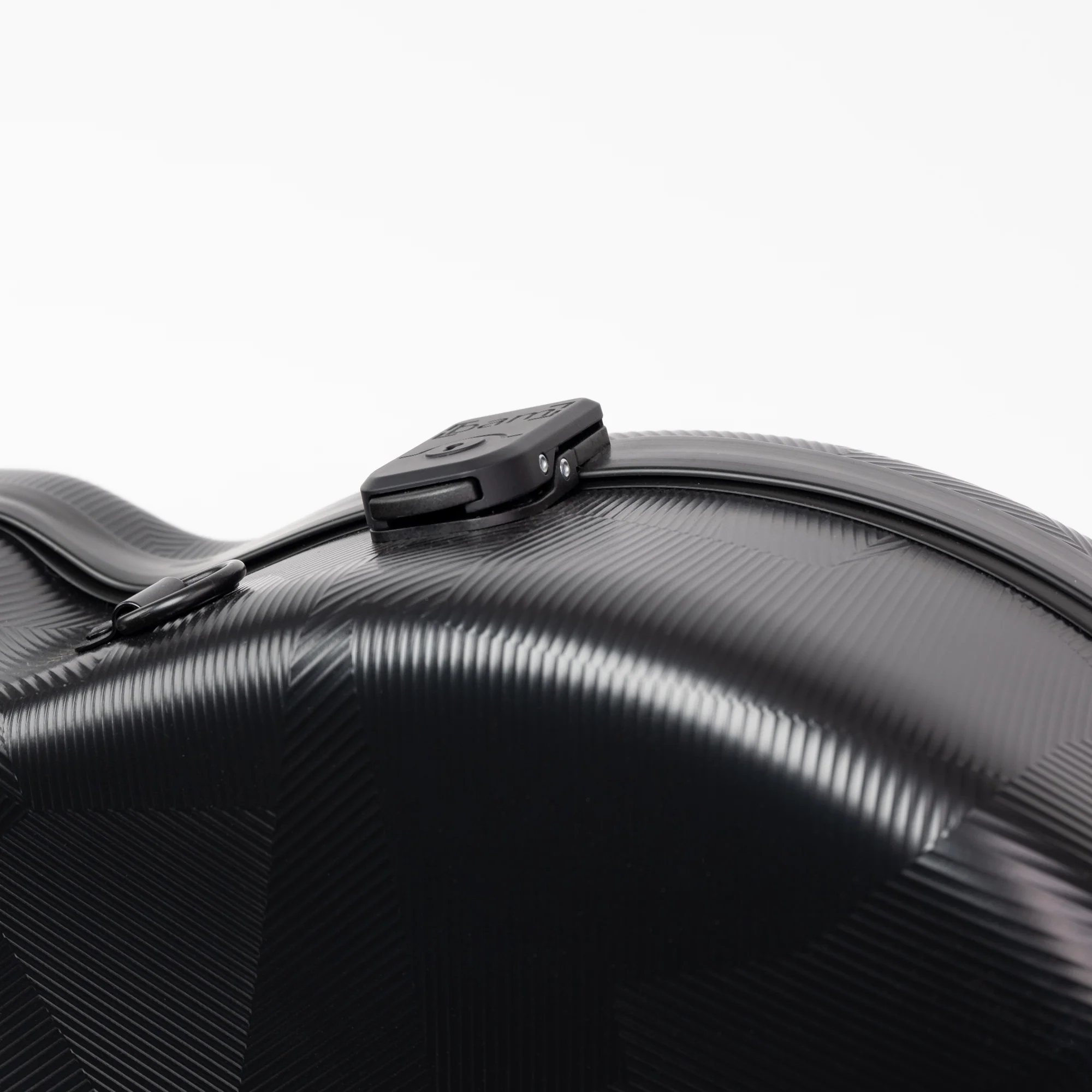 BAM_SHA2200XLN_Shadow_Hightech_Contoured_Viola_Case_Latch.png