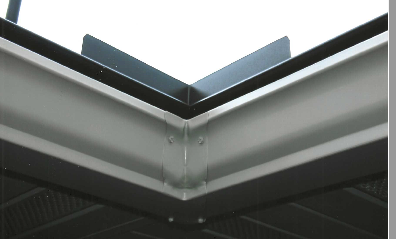 Inside strip miter corner with valley backsplash and cover