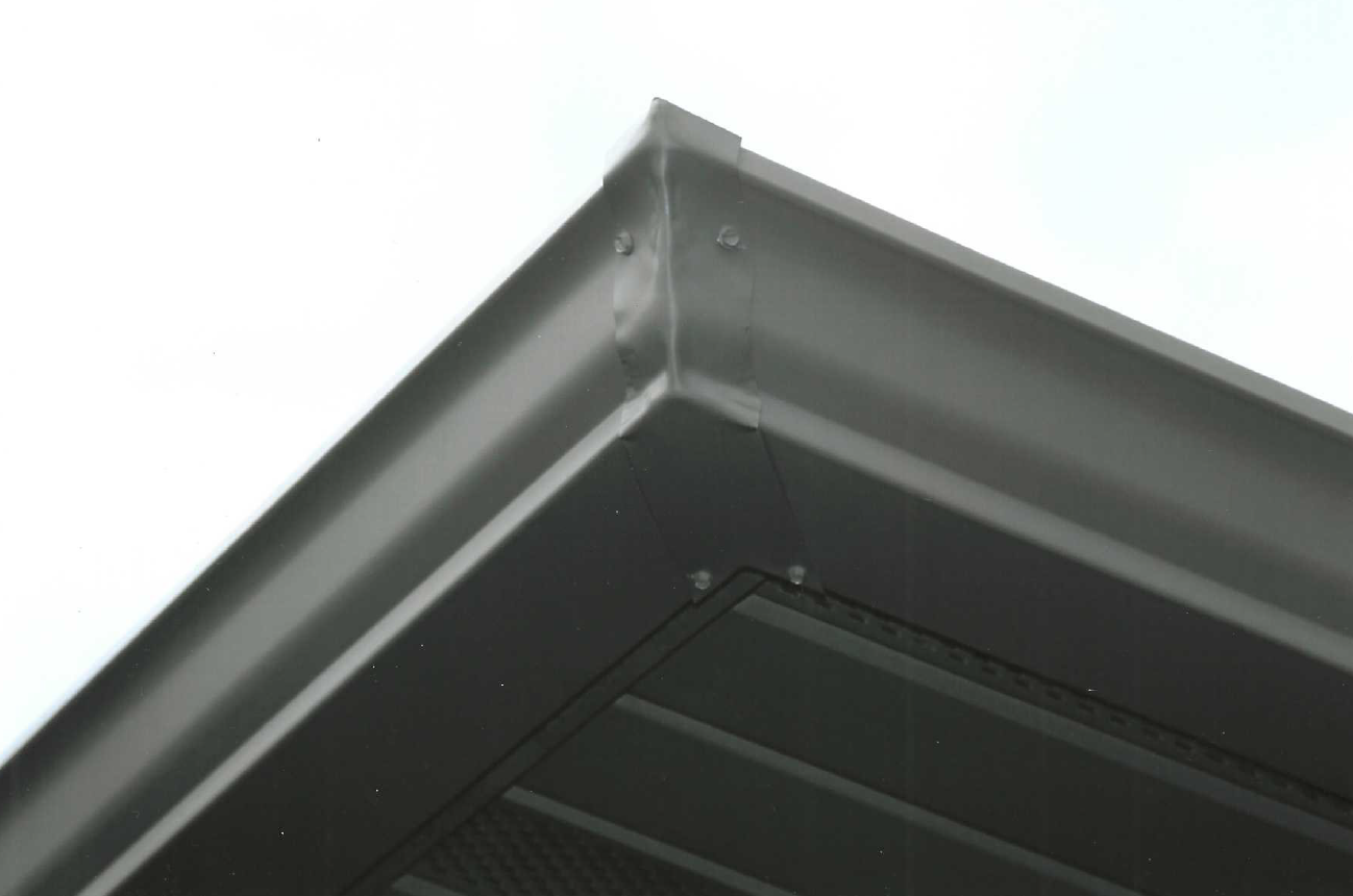 Outside miter strip corner