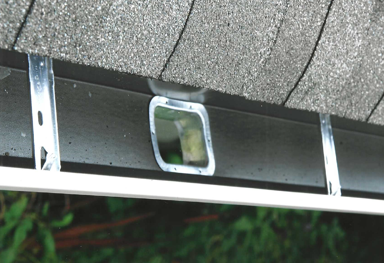 Outlet tube for downspout 