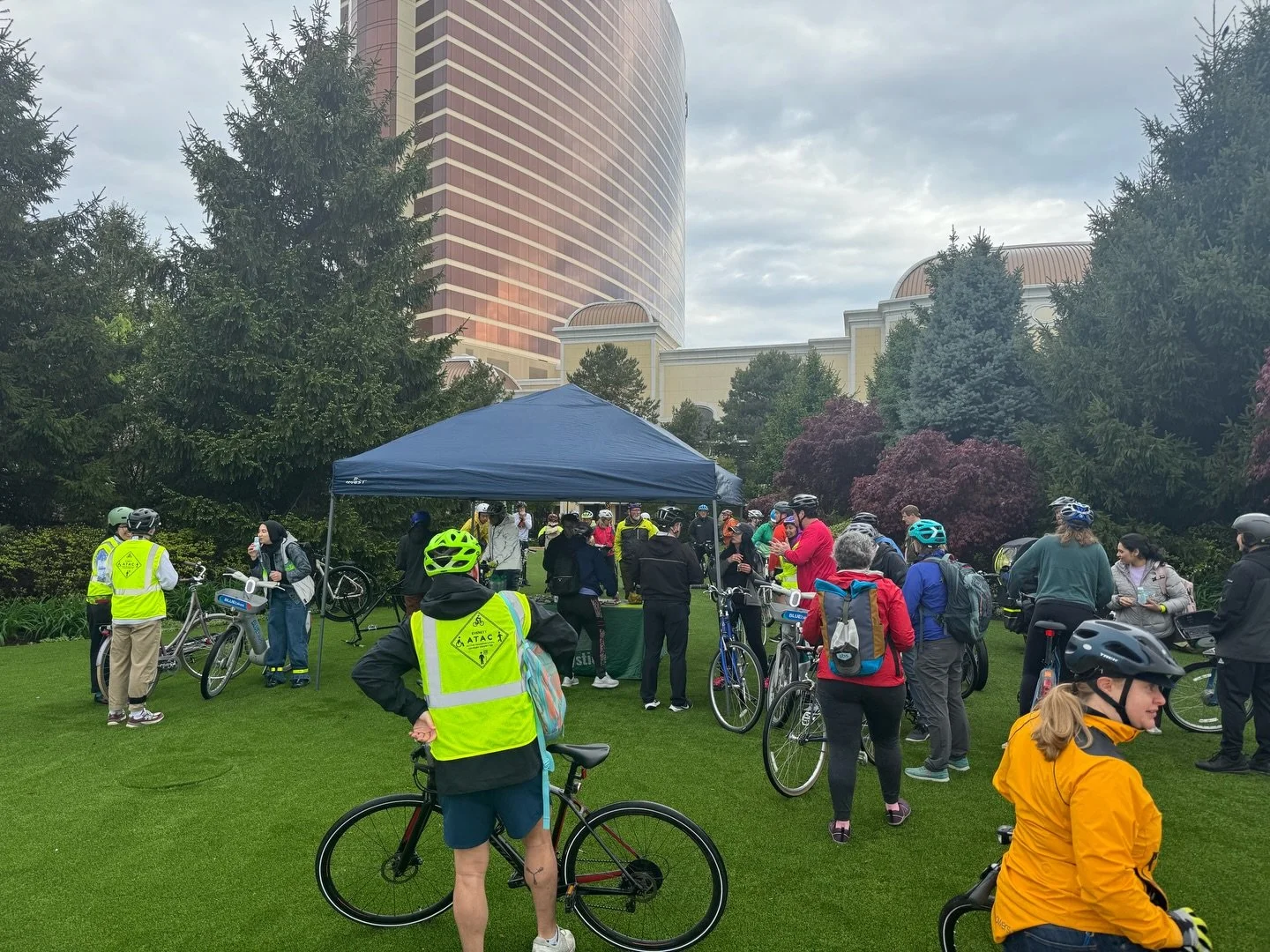 This morning we hosted a great bike breakfast outside Encore Boston Harbor to celebrate National Bike to Work Day. Thanks to all the cyclists who braved a wet morning and a special thanks to Everett Mayor Van Campen for joining the ride! 🚲