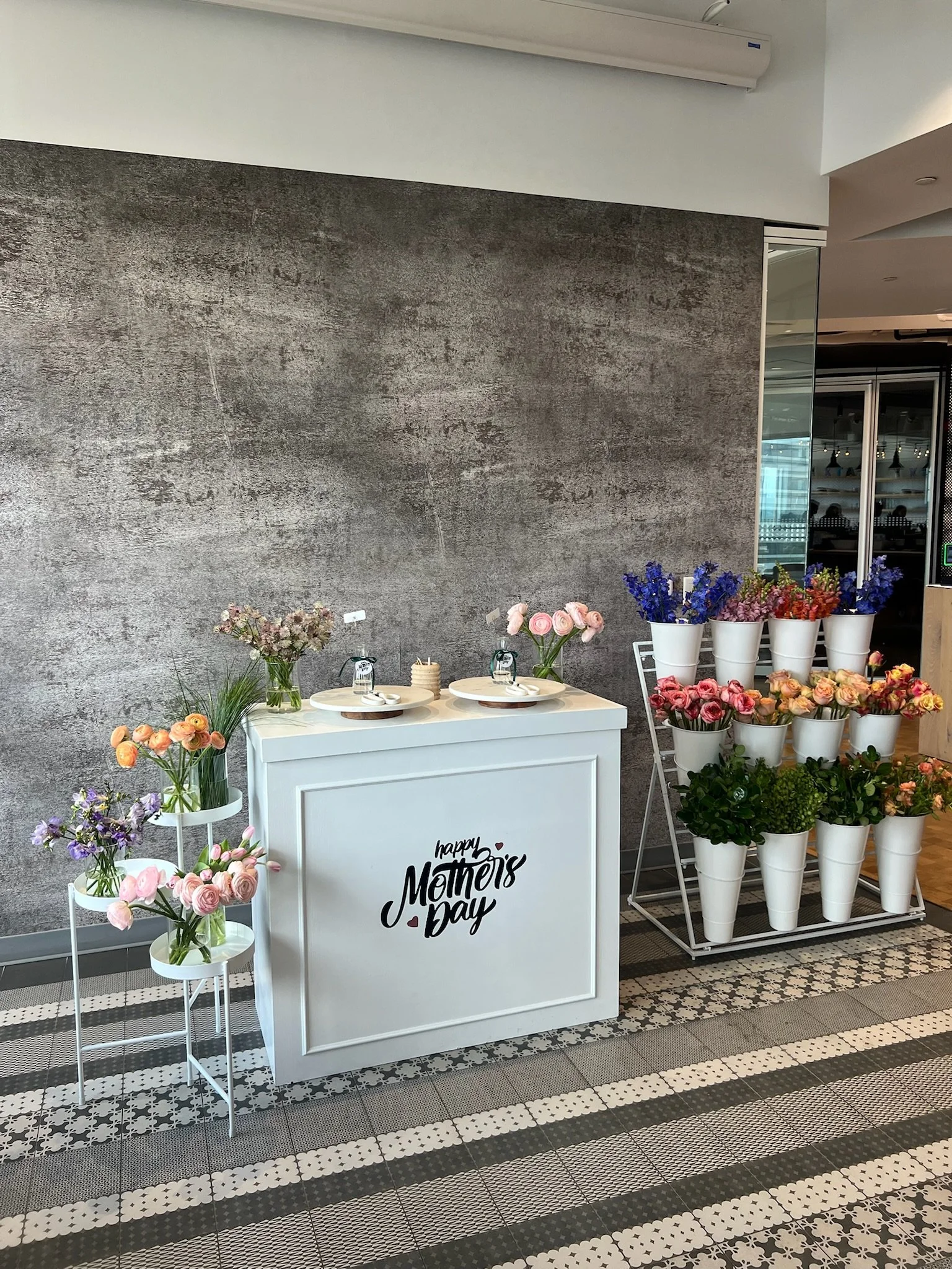 Mother's Day Bud Vase Bar