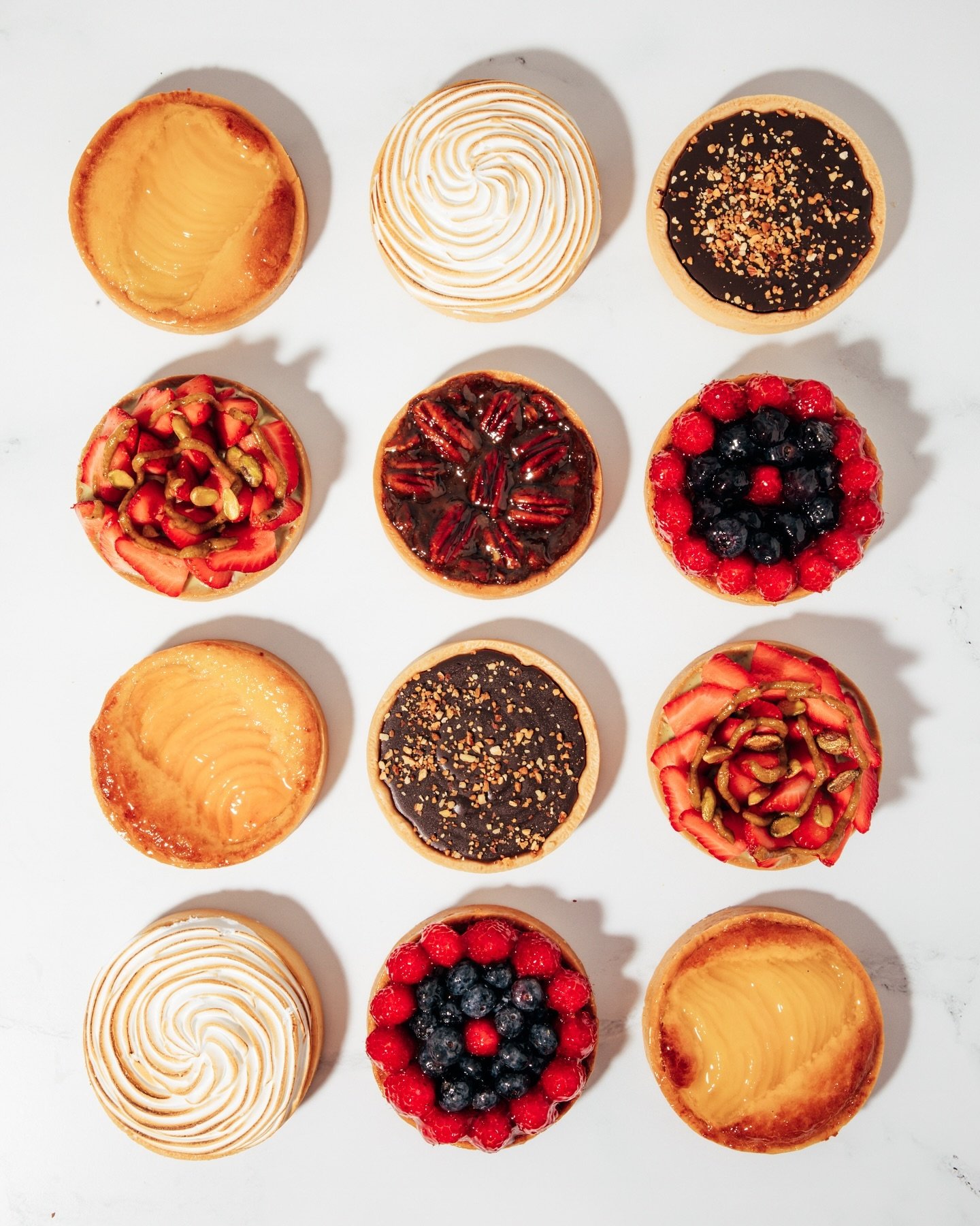 Sunshine and sweets! ☀️ Our tart selection is your perfect treat for the sunny weather. From zesty Lemon Meringue to lush Mixed Berry, decadent Chocolate, sweet Pecan, fresh Pear, juicy Peach, and vibrant Strawberry&mdash;there&rsquo;s a flavor for e