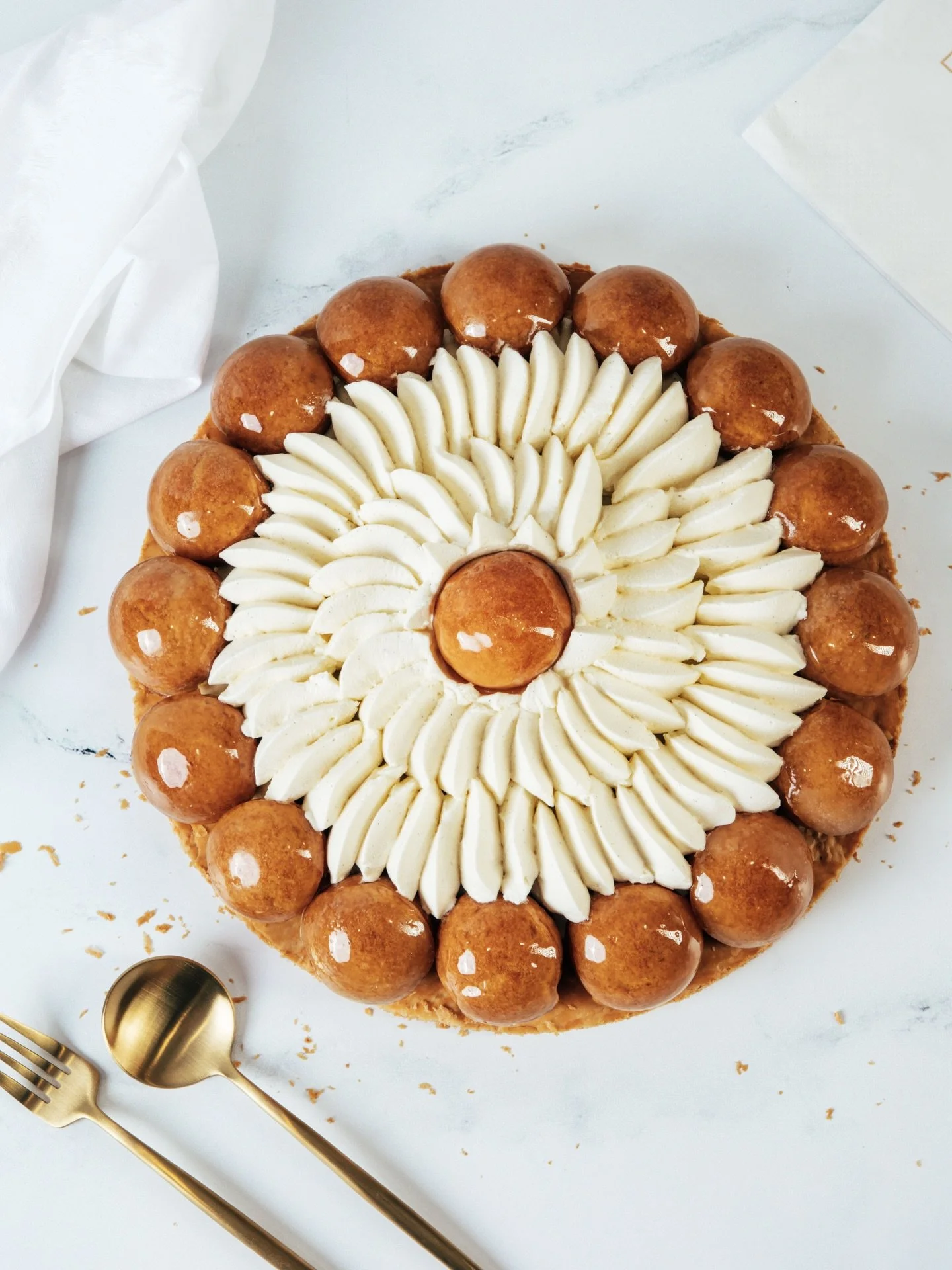 The classic Saint-Honor&eacute;, in two sizes 🫠
Crisp puff pastry, choux filled with cream, and a light vanilla chantilly.
Party size to celebrate, individual size to indulge. ✨

Link in our bio to order yours!