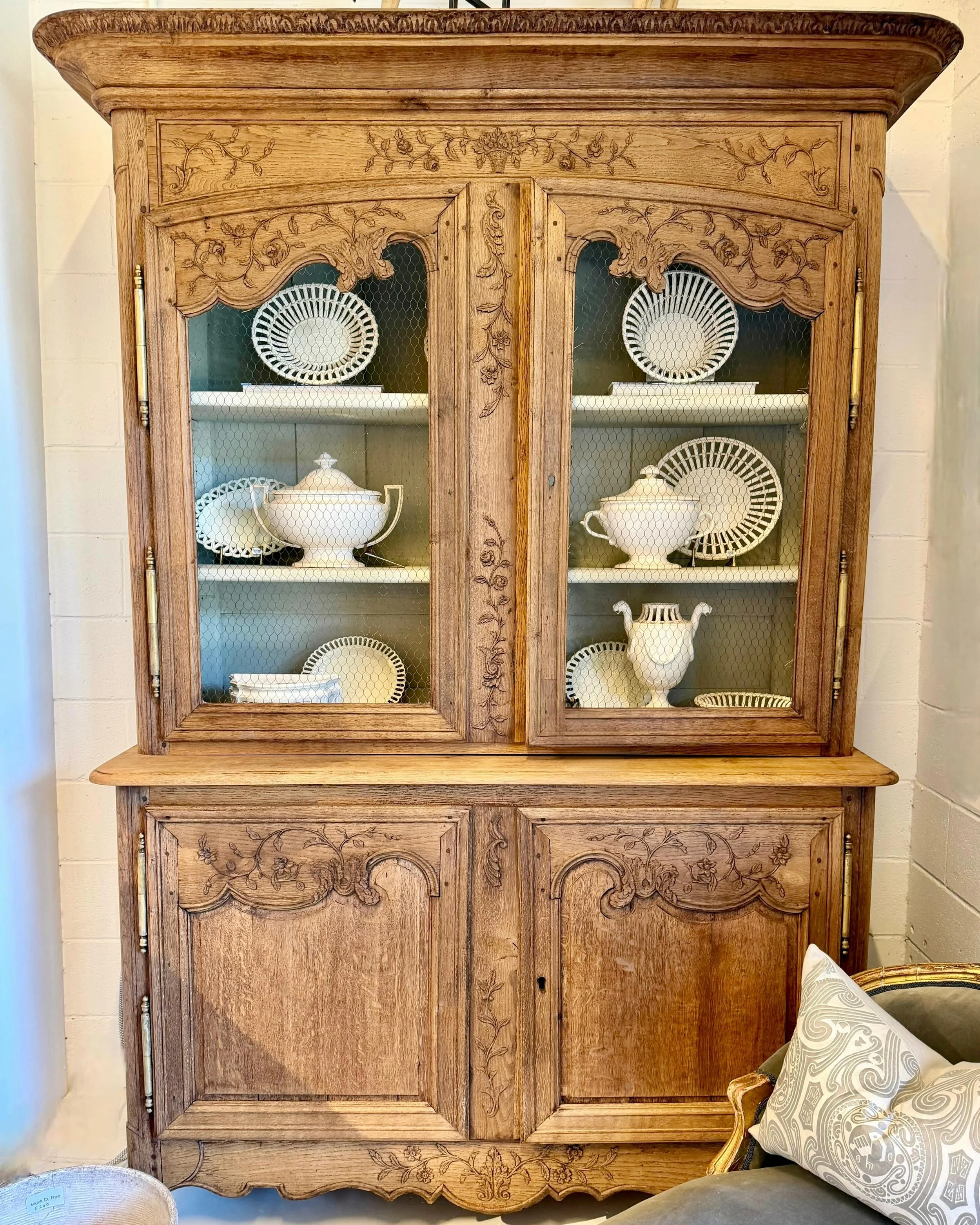 A pretty Monday Moment filled with favorites! Discover our extensive collection of one-of-a-kind, hand-selected European Antiques and Curated Decor. Find more details and pics on our website at www.heritagemarkdesign.com. Shipping available. #heritag