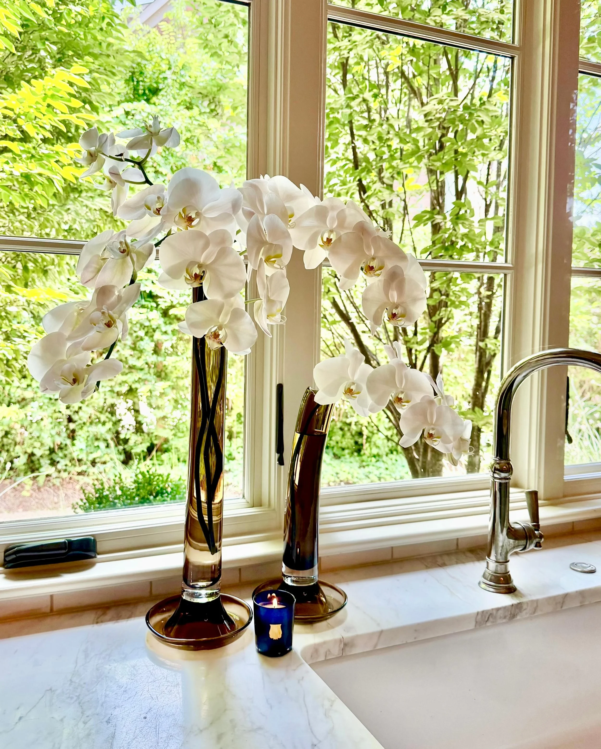 We always love seeing how our clients style the beautiful pieces from Heritage! Seen here are our Belgian Topaz Vases with a touch of @trudon for a special touch and intoxicating scent! Understated elegance at its best. Discover our exciting collecti