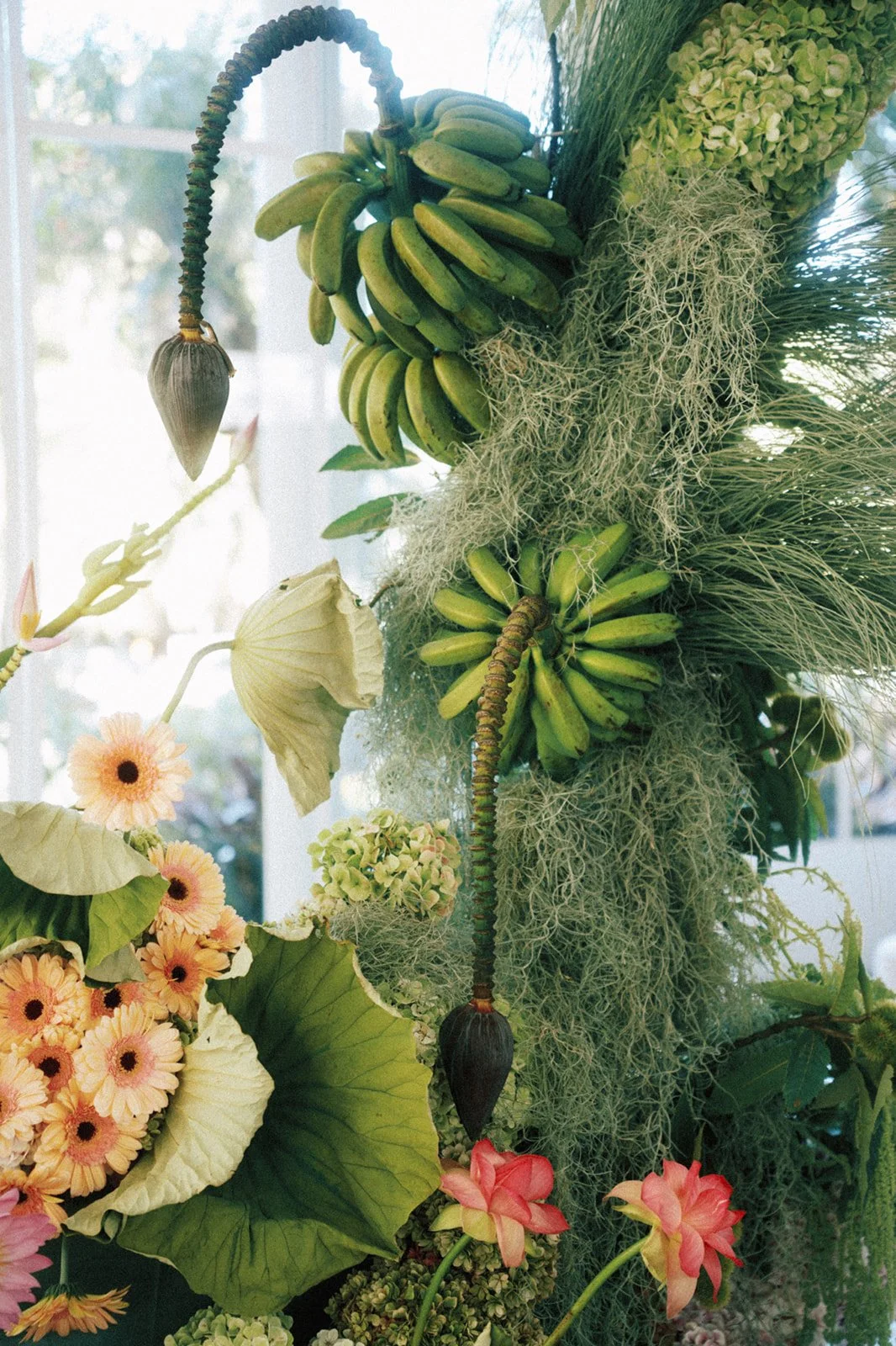 Tropical vibes for a wedding