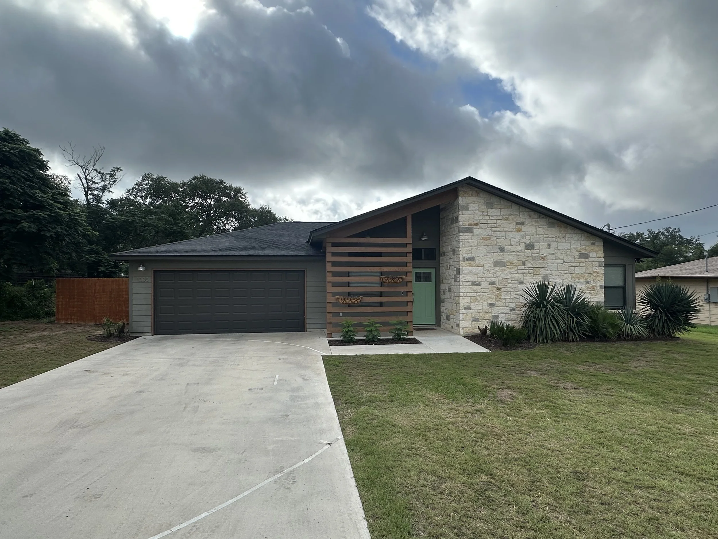 1300 Libold Devine, TX