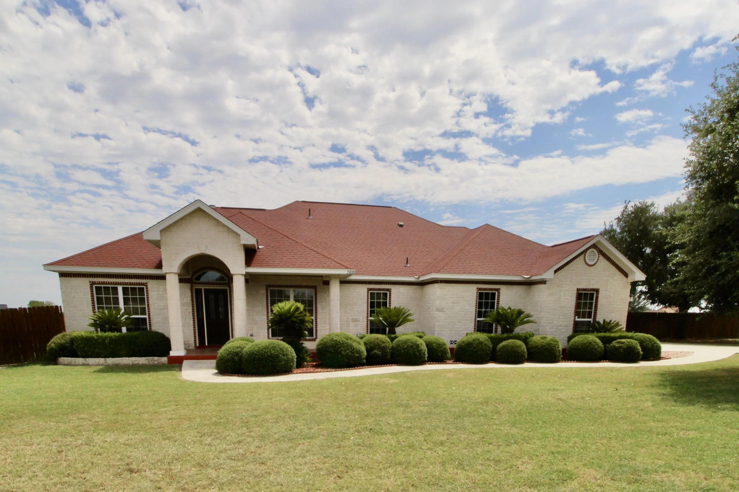15818 Lake Breeze Lytle, TX