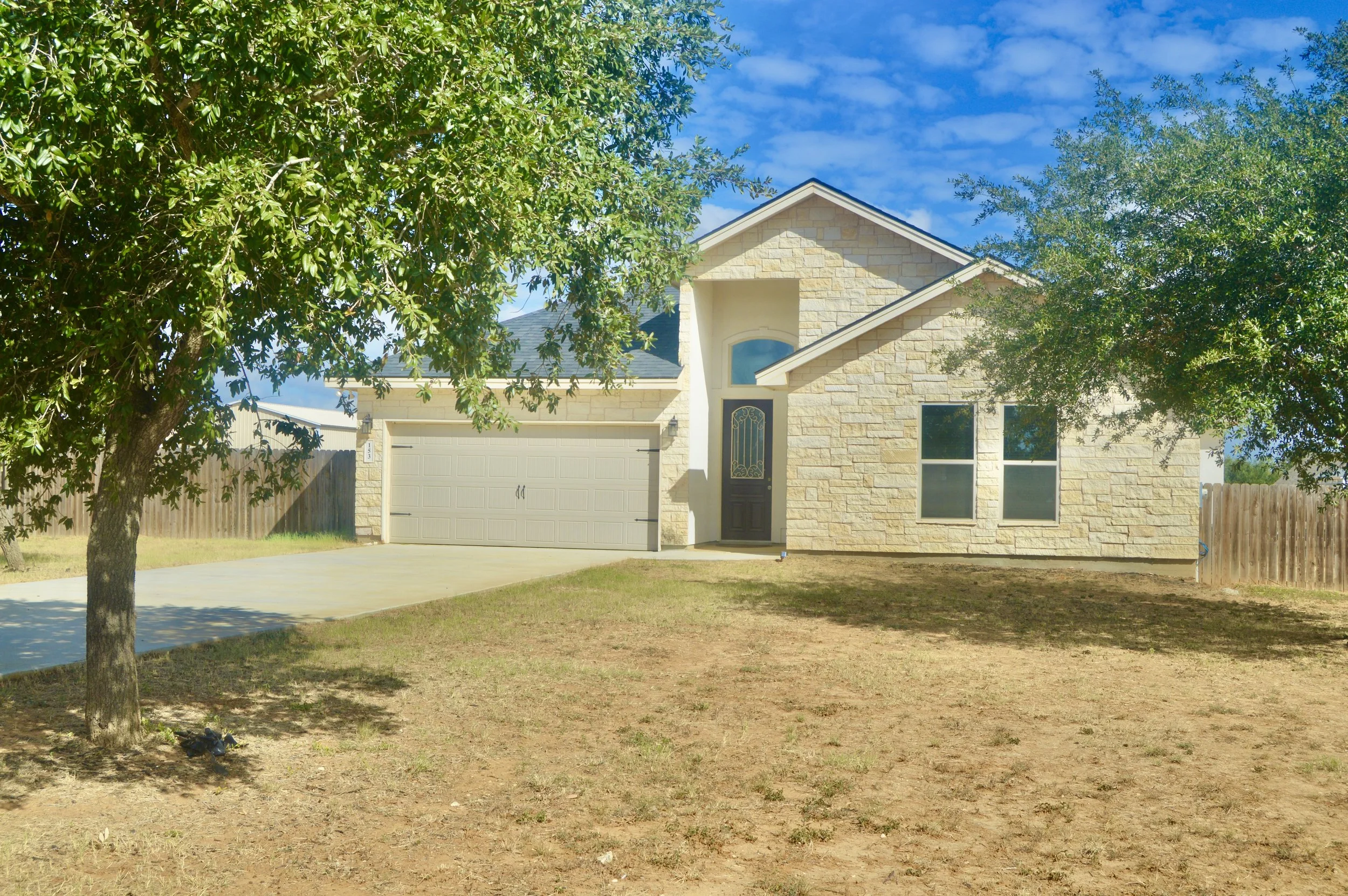 153 Medium Meadow Lytle, Tx