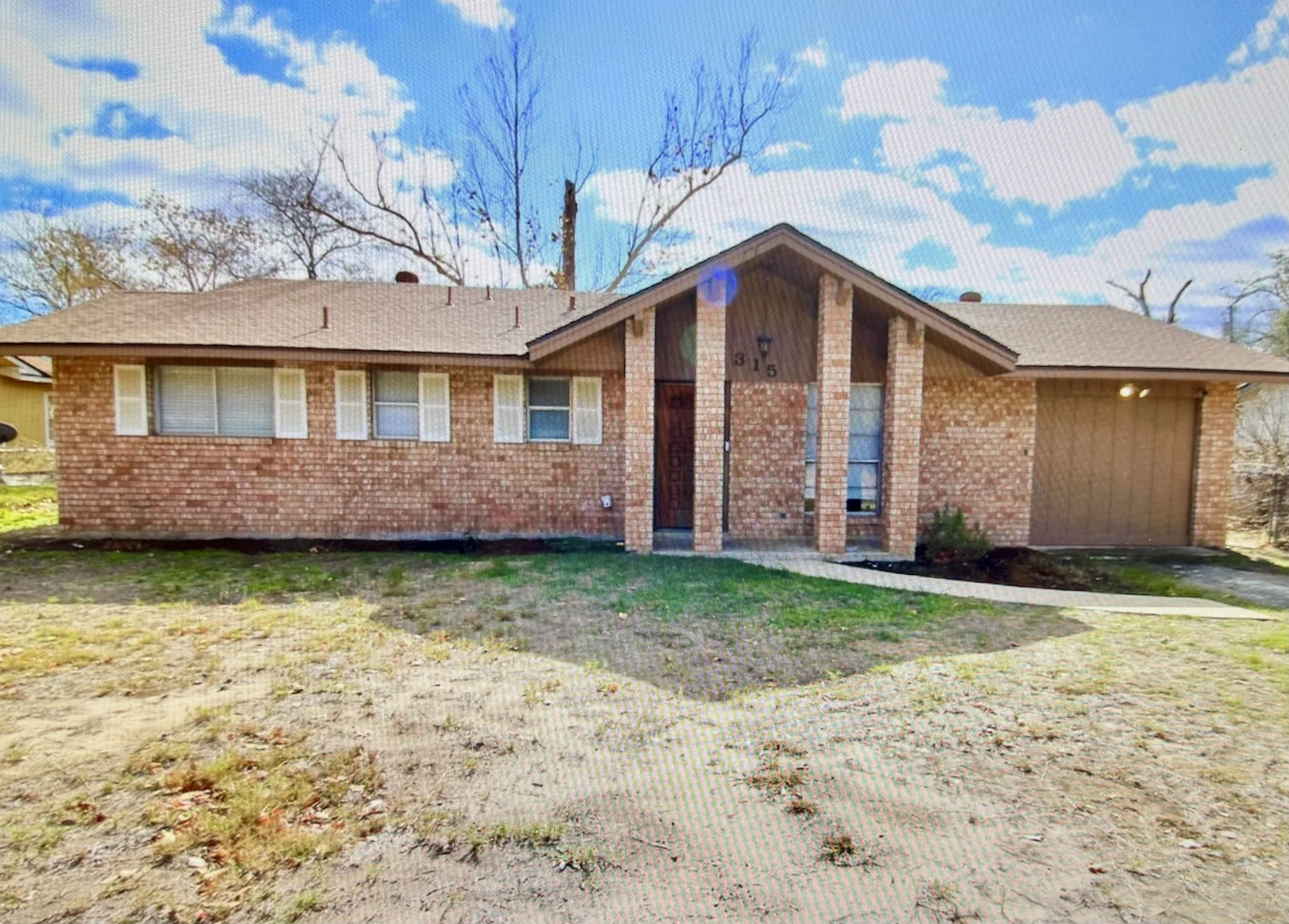 315 Mockingbird, Devine, Tx