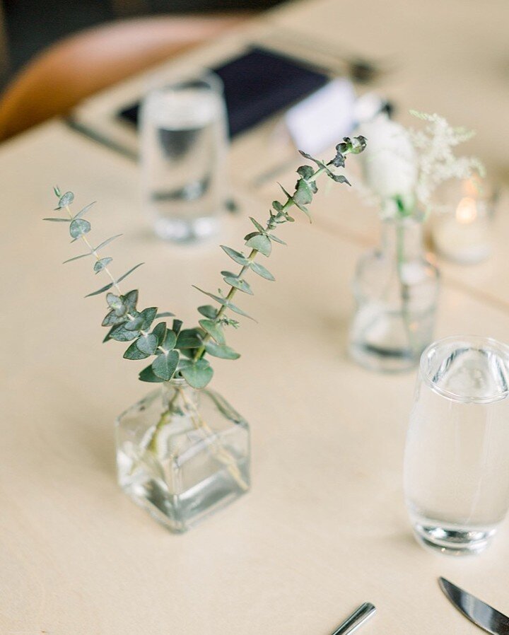A chic minimalist take on centerpieces&mdash;perfect for the Hinterland Brewery venue. ​​​​​​​​
.​​​​​​​​
To see more from this wedding check out Anna + Mike's wedding on the blog! 👰🏼🤵🏼​​​​​​​​
.​​​​​​​​
#weddingideas #brewerywedding #weddingplan