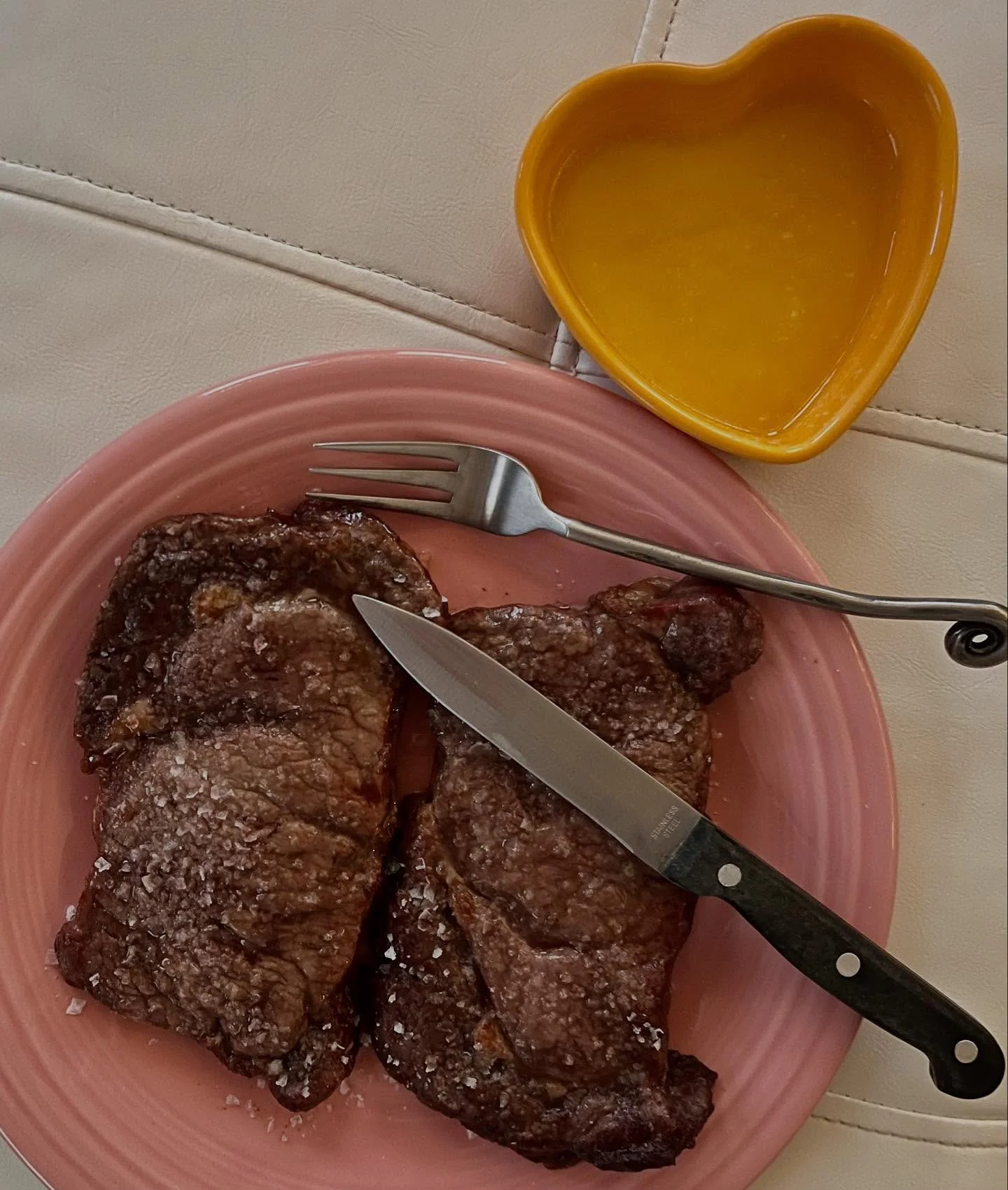 two grassfed ribeyes
with melted kerrygold butter.&hearts;
#omadcarnivore #rockyourtemple #isthislove #premiumfuelpremiumperformance #eatmoremeat #imintofacts #antiinflammatorylifestyle #healthyisashealthydoes #rockyourtempleforlife #rockyourtemplefo