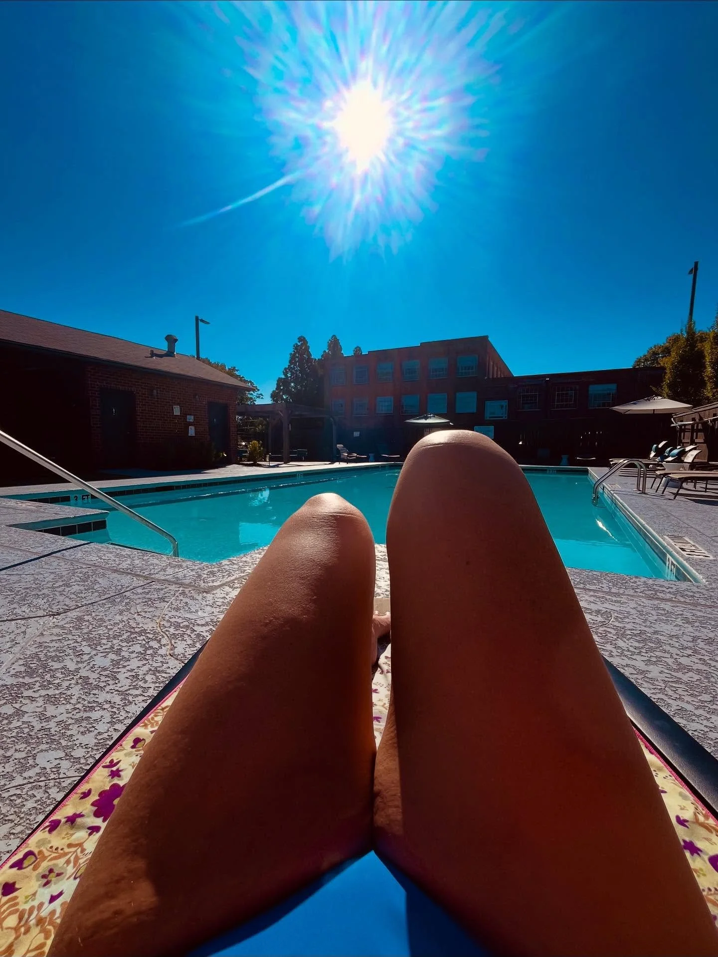 heliotherapy.&hearts;
#rockyourtemple #thesunisgoodforyou #vitamindtherapy #yourlifeiswhatyoumakeit #makemineprettyandsweet #rockyourtempleforlife #rockyourtempleforabundantlife #lookatthatkneeaction #healingjourney #sunshineismedicine #rewiringmybra
