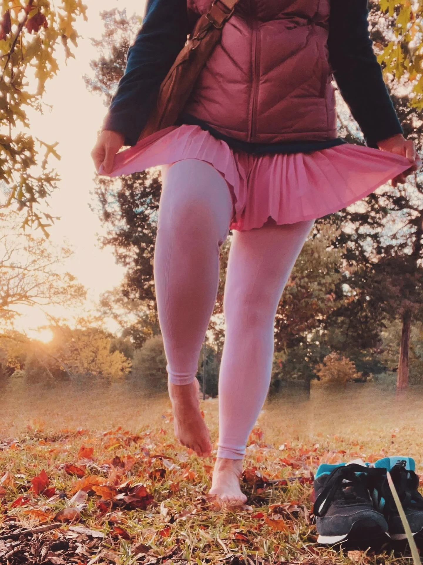 rock on. barefoot.&hearts; | autumn edition.
#removeyourshoes #getgrounded #getdirty #thenwashthembackupagain #bereal #realissexy #rockonbarefoot #rockonbarefootforlife #rockonbarefootforhealingandabundance
