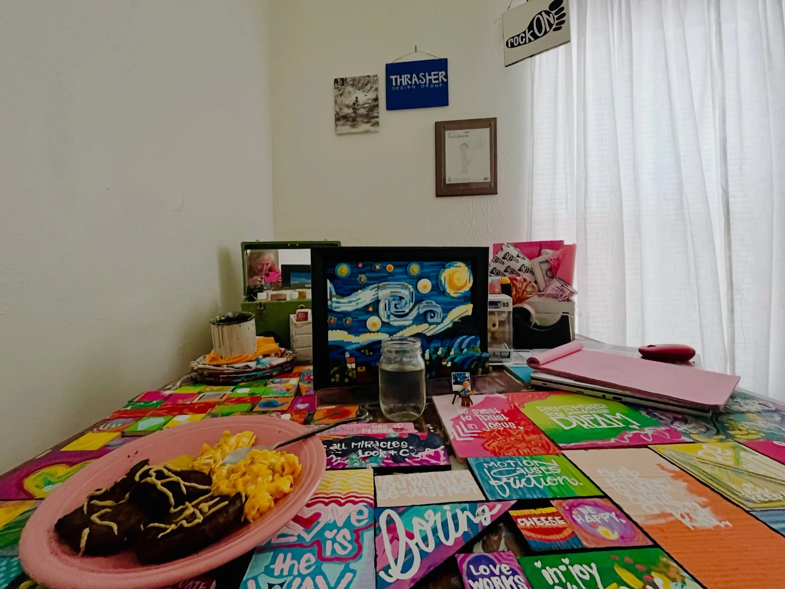tell me you work a lot without
telling me you work a lot.&hearts;
#lunchatmydeskagain #rockonbarefootindustrialarts #artistgonnaart #letshaveanotherartparty #carnivoreomad