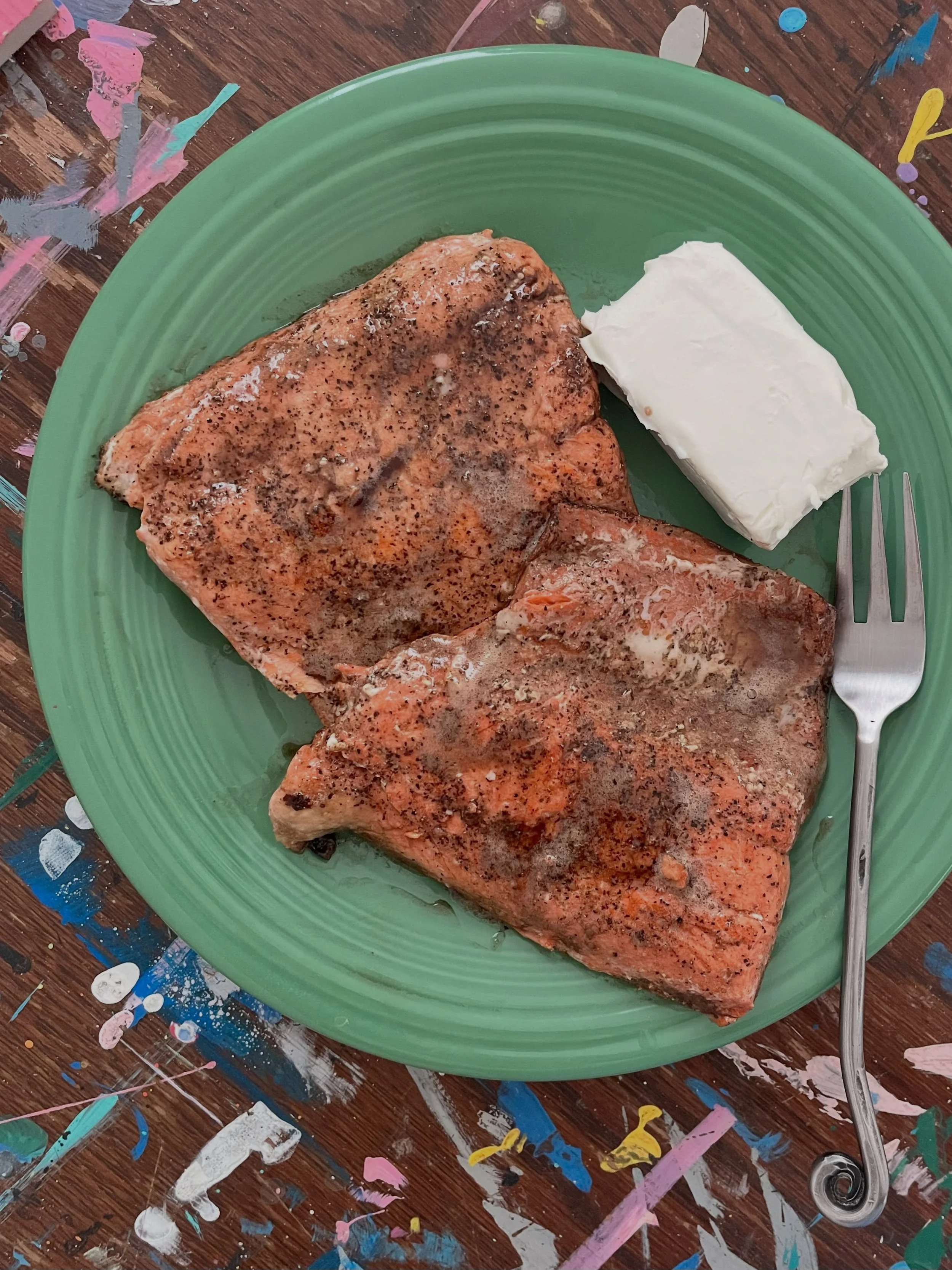 &hearts; photographic evidence
that i do actually eat other
things besides beef + eggs.
today's omad&mdash;cast iron
salmon + cream cheese.
#stillcarnivore #rockyourtemple #healingfood #sexystartsinthekitchen #salmonandcreamcheese