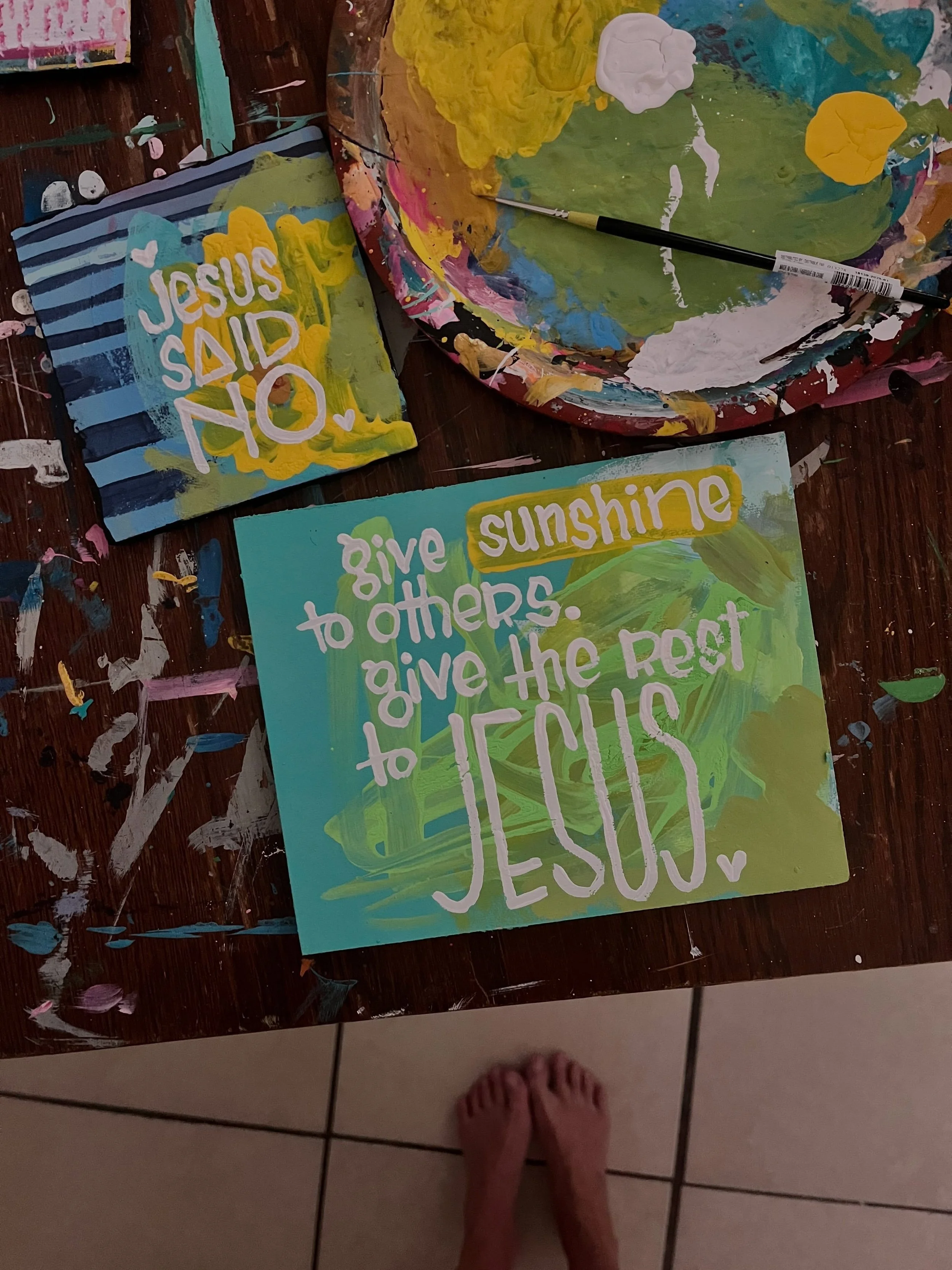 in the studio.&hearts;
#rockonbarefoot #jesussaidno #synesthesiaartist #anniethrasherartist #howisitnotfriday