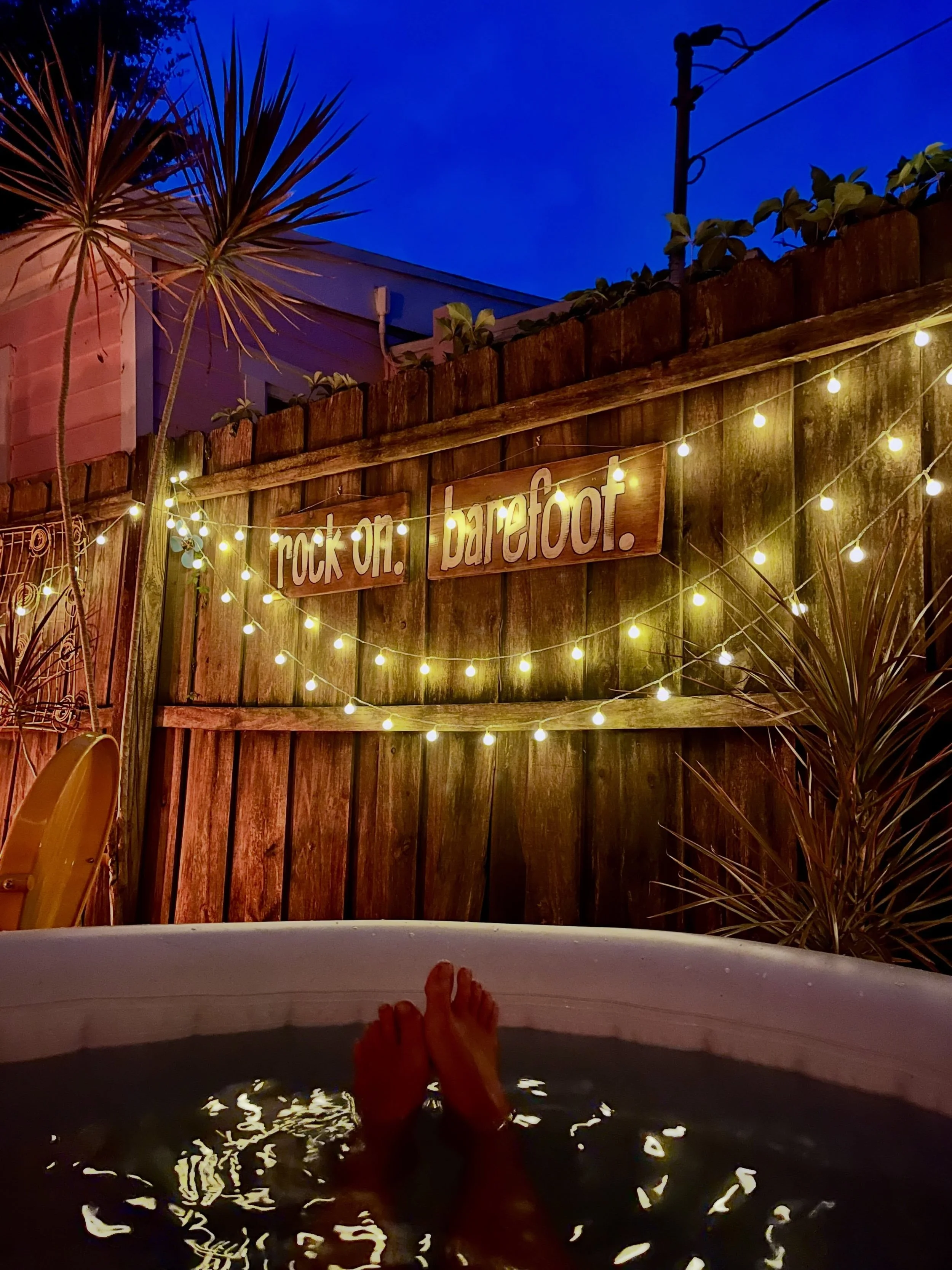 in my hot-tub-sunrise era.&hearts;
#nottobeconfusedwithmylonghotbathera #pretty #soundslikecicadasong #thebenefitsofearlyrising #goodwaytostartagoodday