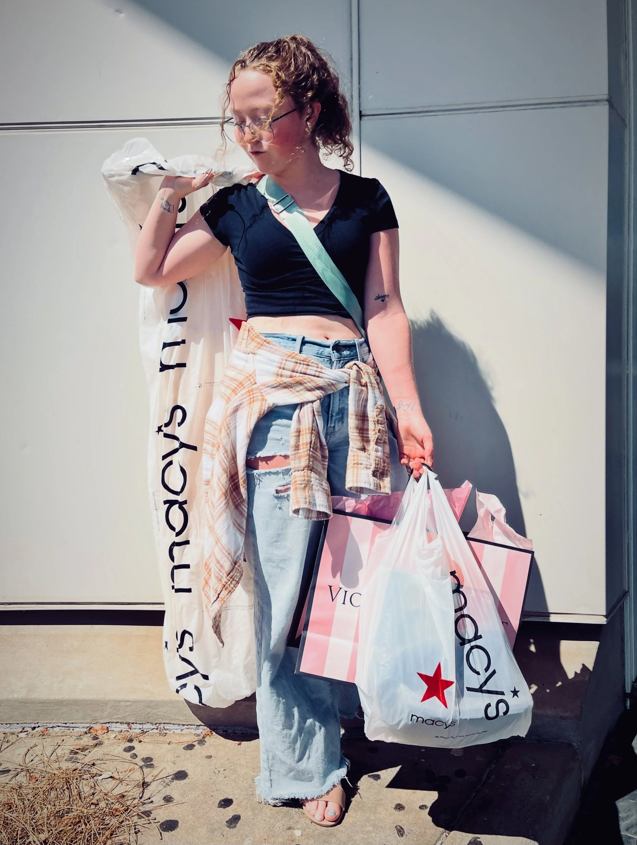Tiny Princess Bride shopping.&hearts;
#tinyprincessandherbeau #tinyprincessandhermama #mostexpensivedecisionever #shesworthitandthensome #tinyprincessbride