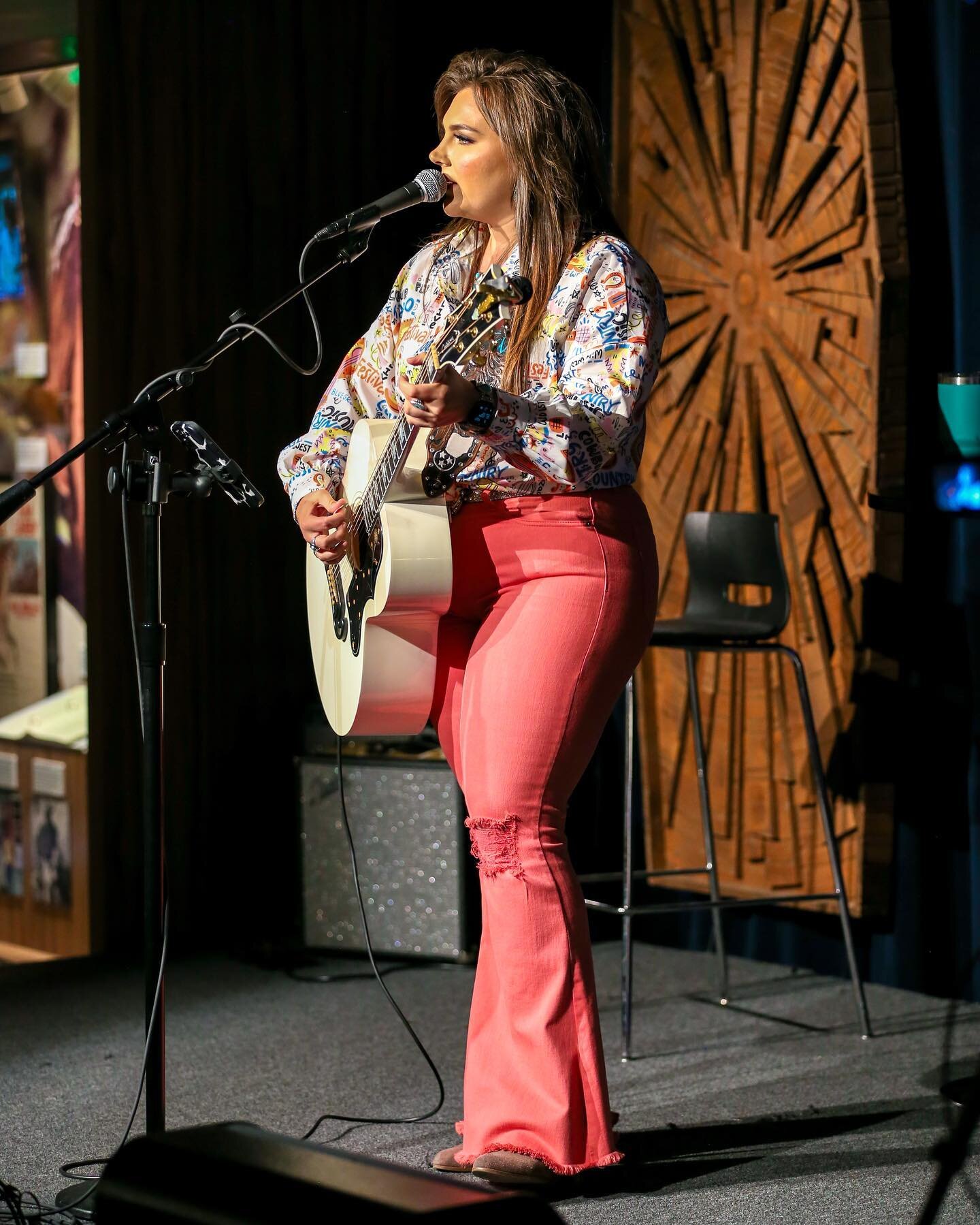 Singin&rsquo; or talkin&rsquo; ? This one is always a toss up with me! Take me back to CMA fest! 

#cma #cmafest #cmafest2022 #glencampbellmuseum #nashville #musician #countrymusic #countrysinger #singersongwriter #tour #show #style #gibson #gibsoncu