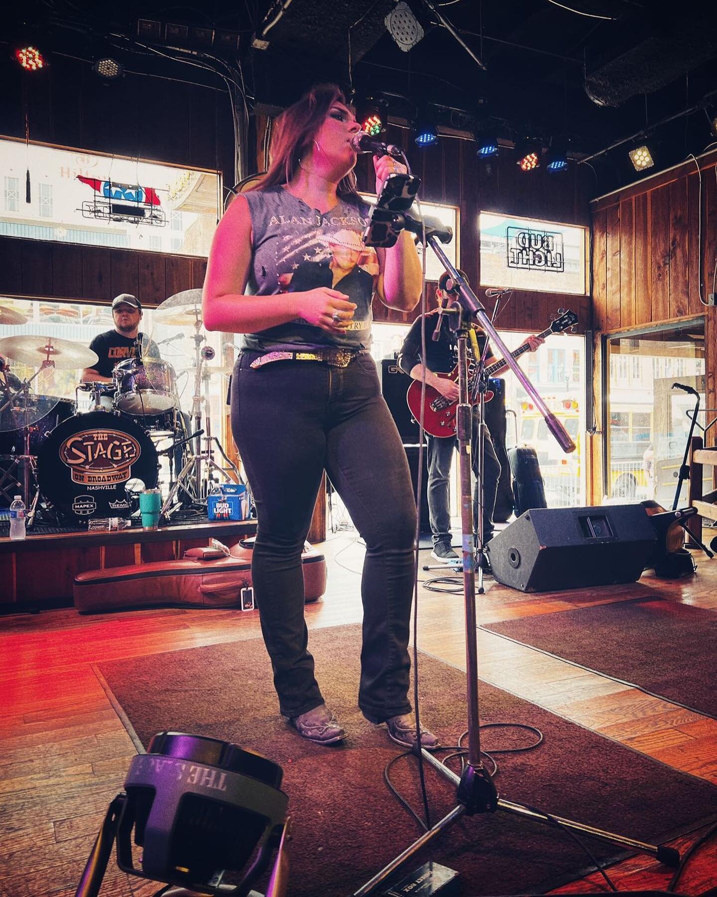 &hellip;livin&rsquo; that honky tonk dream ⭐️🌈
📸: @davidangel13 

#photography #ootd #alanjackson #stagebroadway #broadway #nashville #madeintn #countrymusic #performer #country #female #singersongwriter #newmusic #downtown #ohiogirl #corralboots #