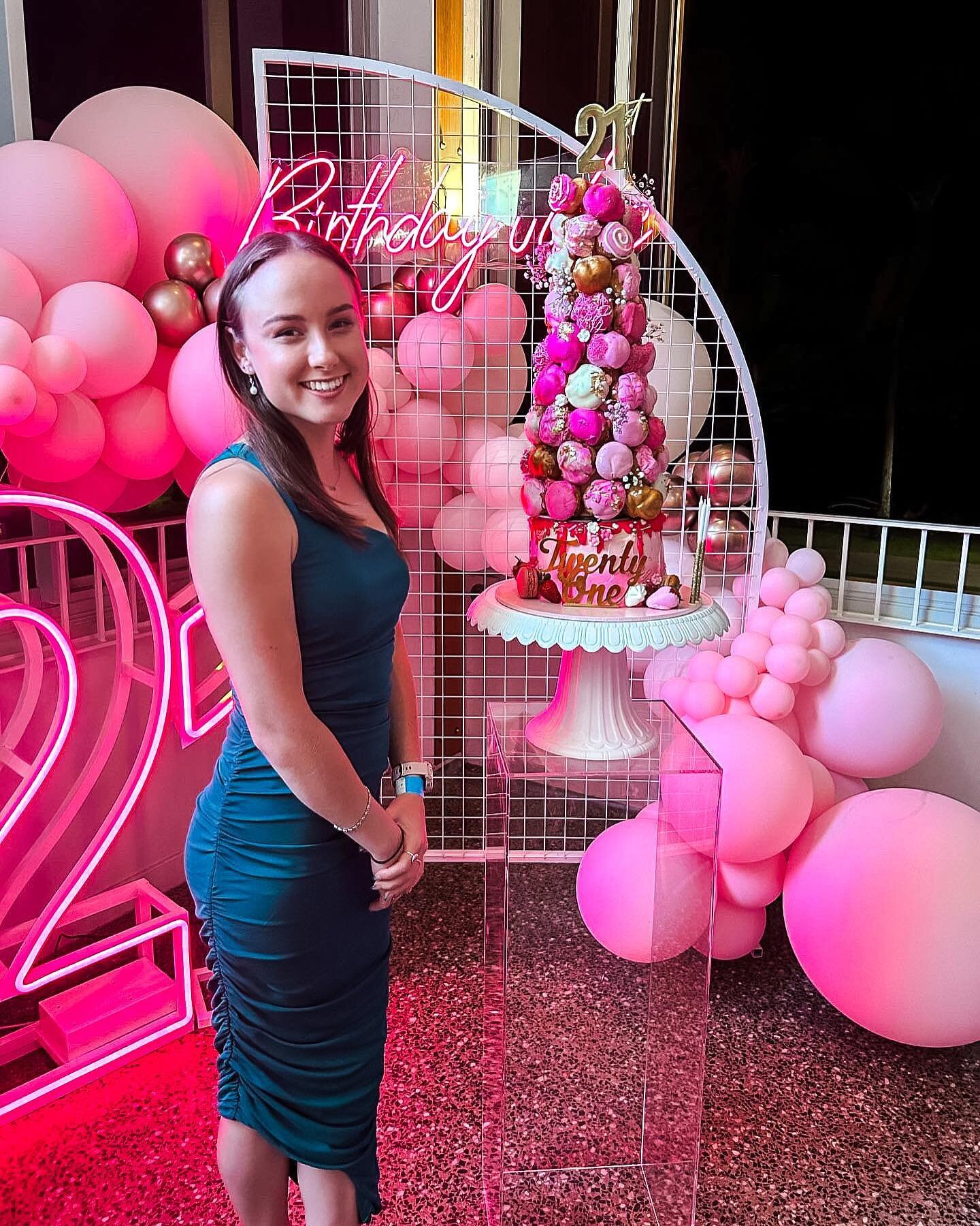Holy Croquembouche 🩷 Sophie turns 21 

Neon 21 / Birthday vibes + Mesh Wall + Cake Plinth @luxletters_ 
Balloon Decor @tigercreativeballoons 
Pink Croquembouche @tiarnejadee / @anelaytownsville 
Venue @anelaytownsville 

#supportlocaltownsville 
@su