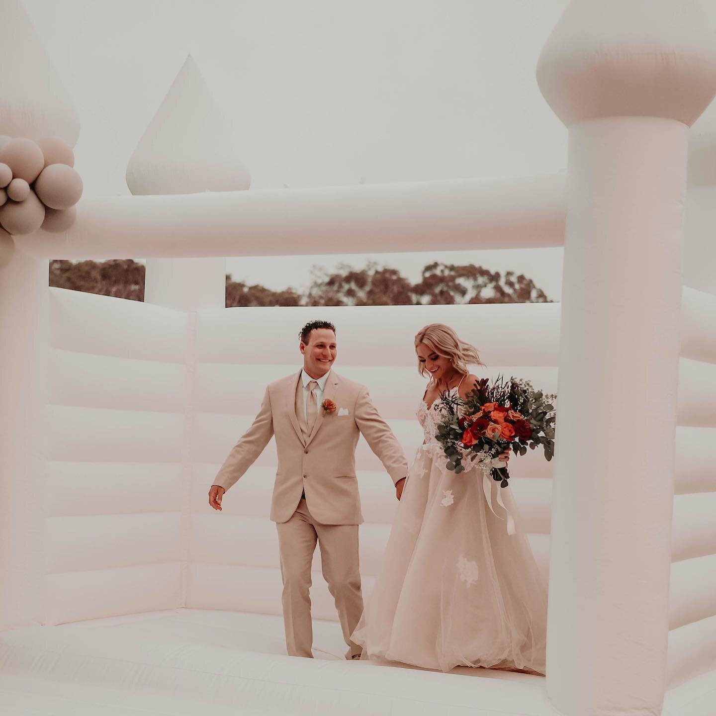 In case you needed some more convincing&hellip; these white bounce houses were MADE for weddings 🤩🤩
.
.
#inflatenorthal #smallbusinessal #northalabama #alabamaweddings#bouncehouse #whitebouncehouse #modernbouncehouse #huntsvilleal #madisonal #hunts