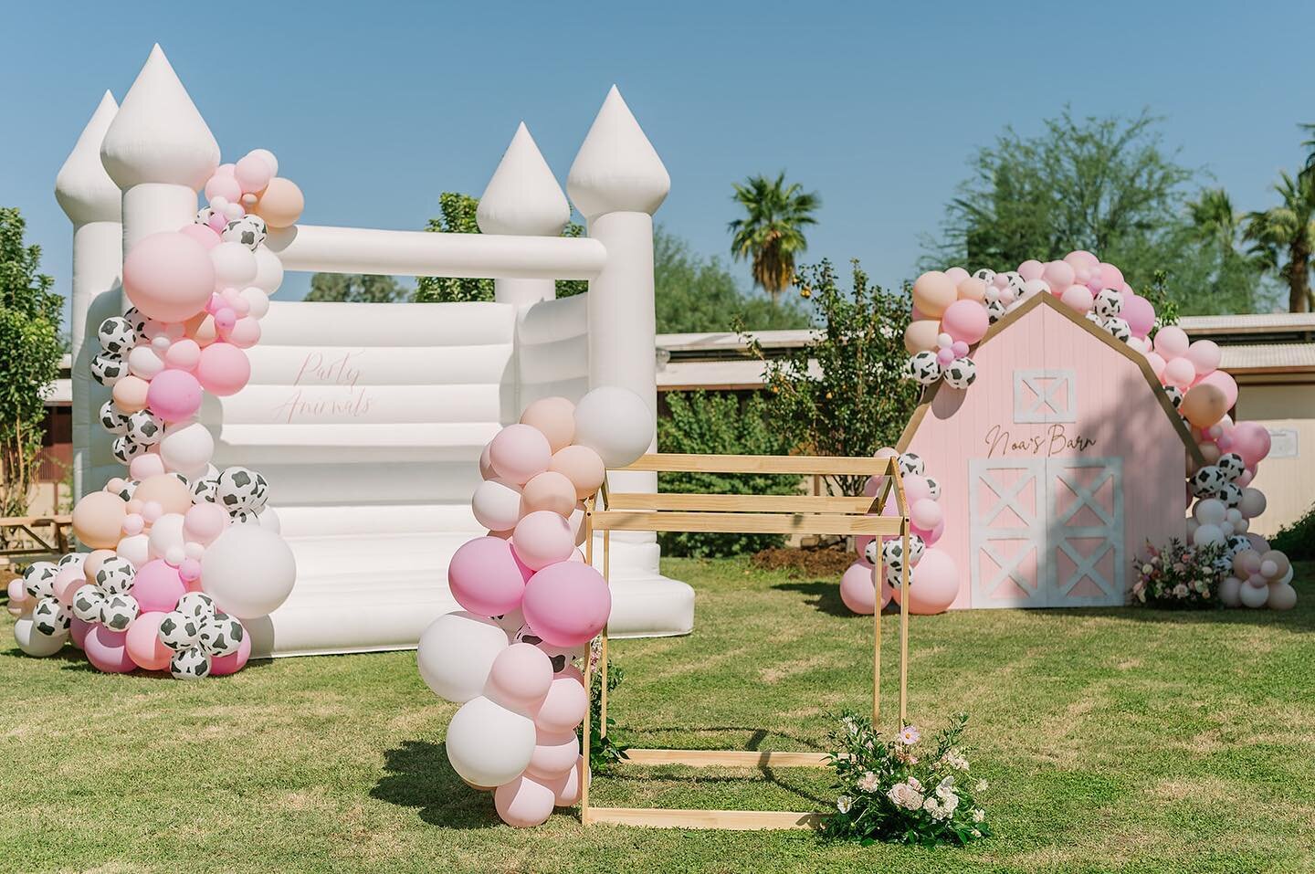 Party inspo, coming right up 🤩
.
.
Vendors 
Host &amp; Mama - @Brittany_sizemore / Design &amp; Planning - @beijosevents / Photographer - @mandiburnham.photography / Venue - @hunkapiprograms / Rentals - @sweetsalvagerentals / Balloons - @bubblehustl