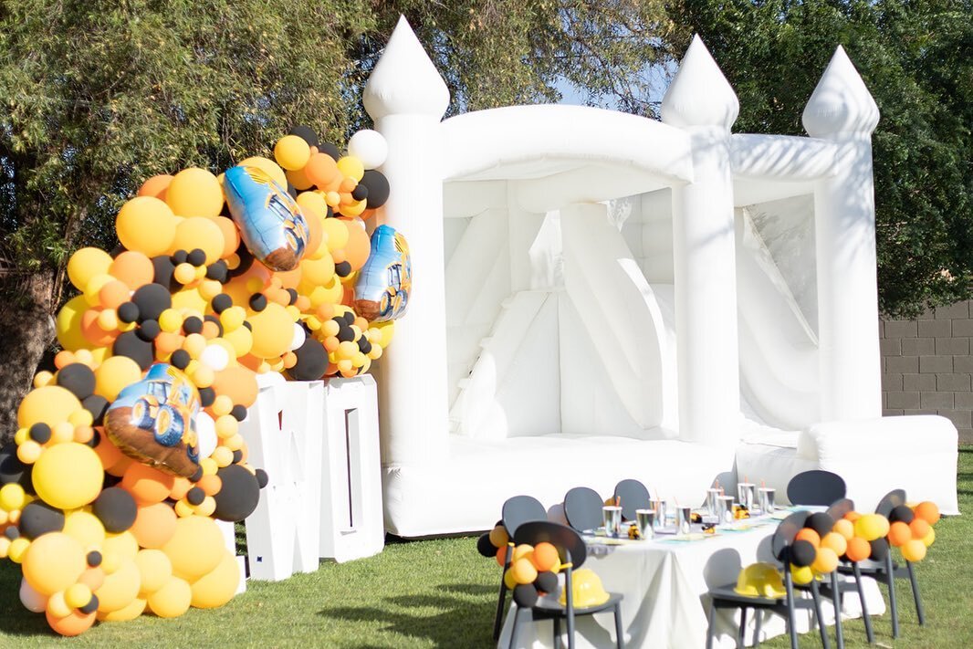 Just a little party inspo featuring the combo!! This is a fan favorite and we don&rsquo;t think pictures will ever do her justice 🤩 
.
. 
Such a cute setup by these Arizona vendors:
Bounce House: @inflatefortyeight The Wyatt - White
Castle Combo
Bal