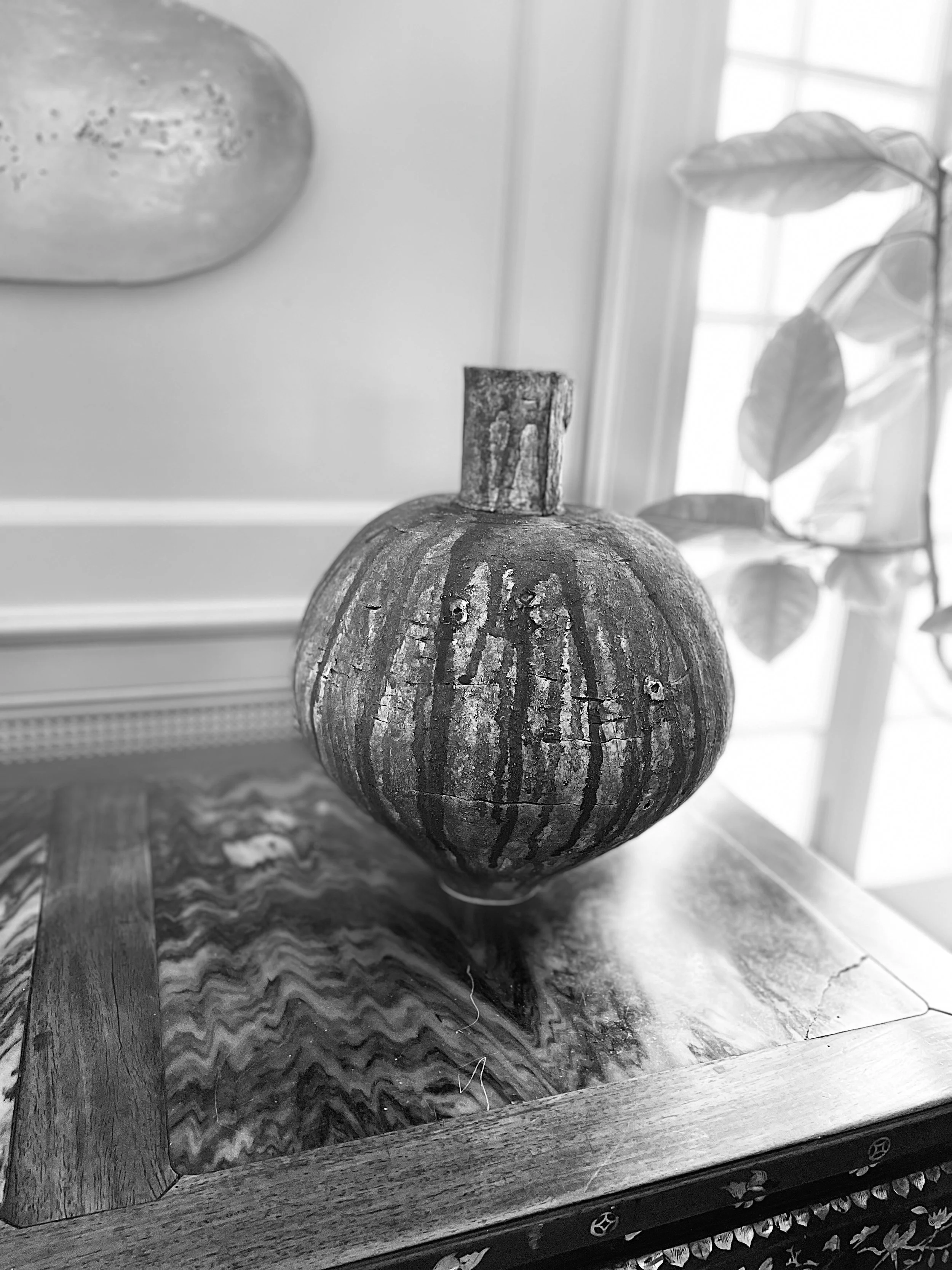 LEPIC058 Large Urn with Drips-1.jpeg