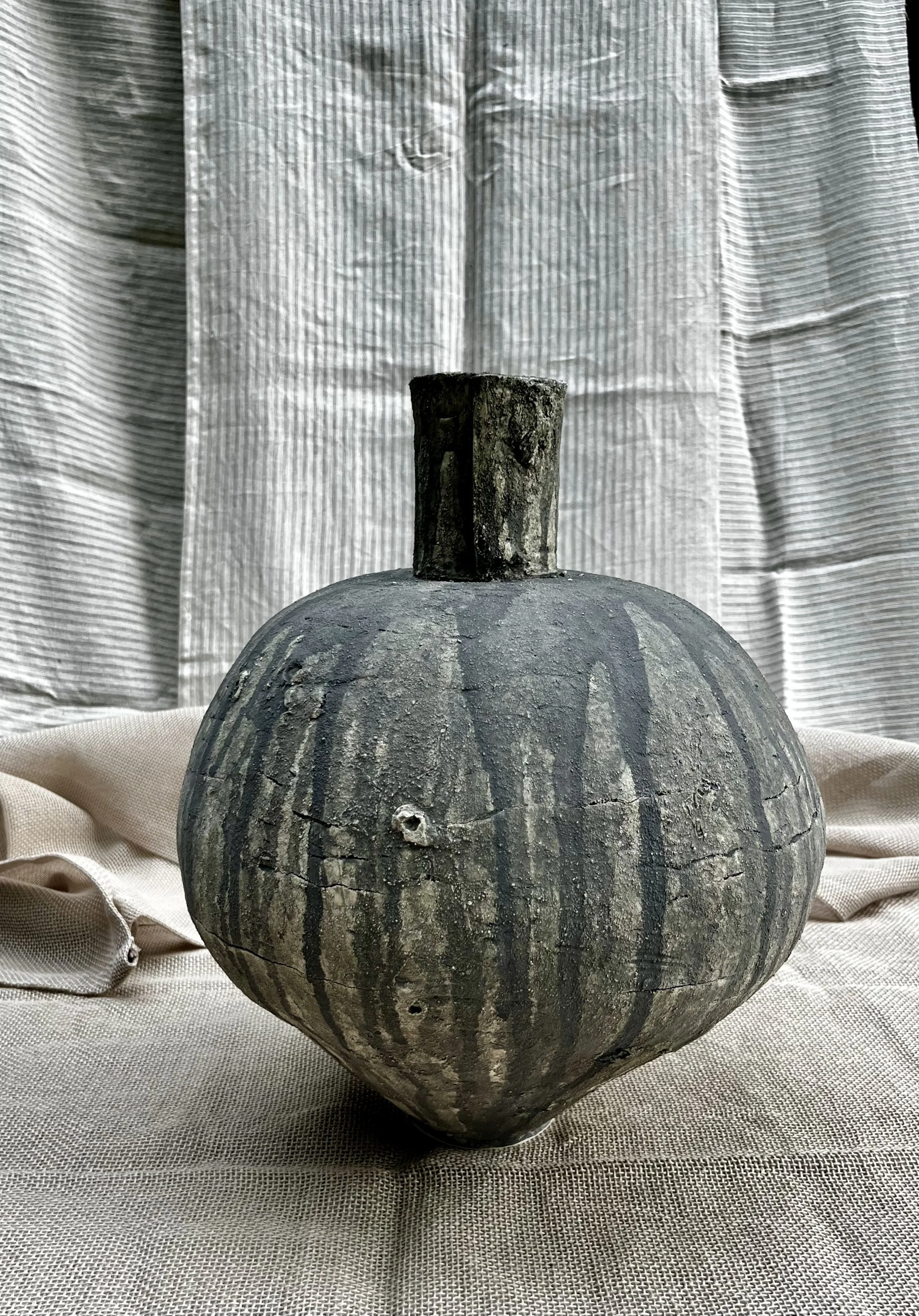 LEPIC058 Large Urn with Drips-4.jpeg