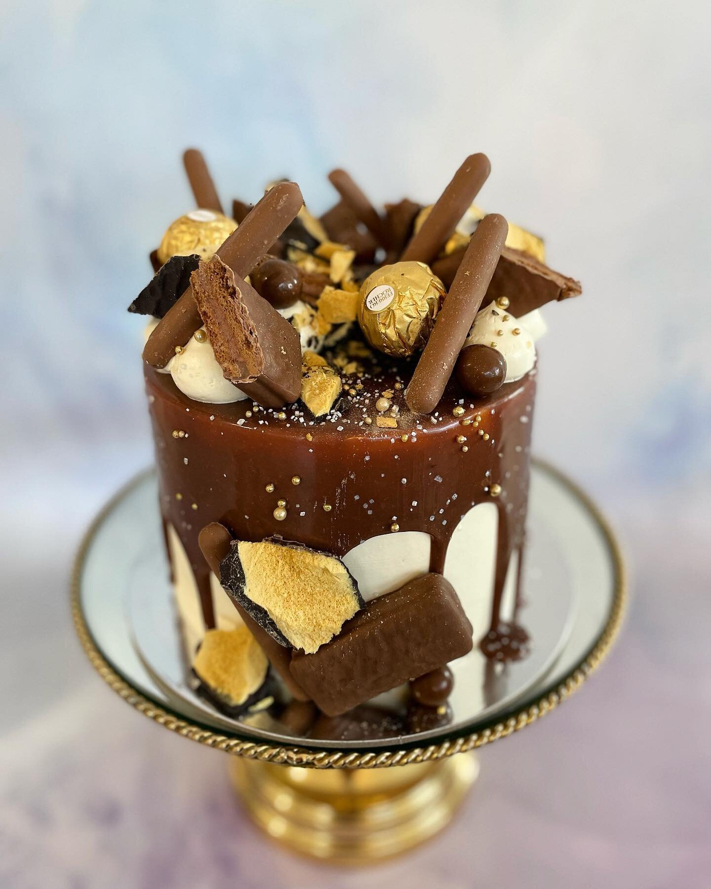 Decadent Chocolate Overload Drip Cake #poshlittlecakes #perthcake #cakesperth #cakesofperth #cakesofinstagram #buttercream #chocolate #chocolatelover #acdnmember #wiltoncakes #worldofcakes #thebakefeed