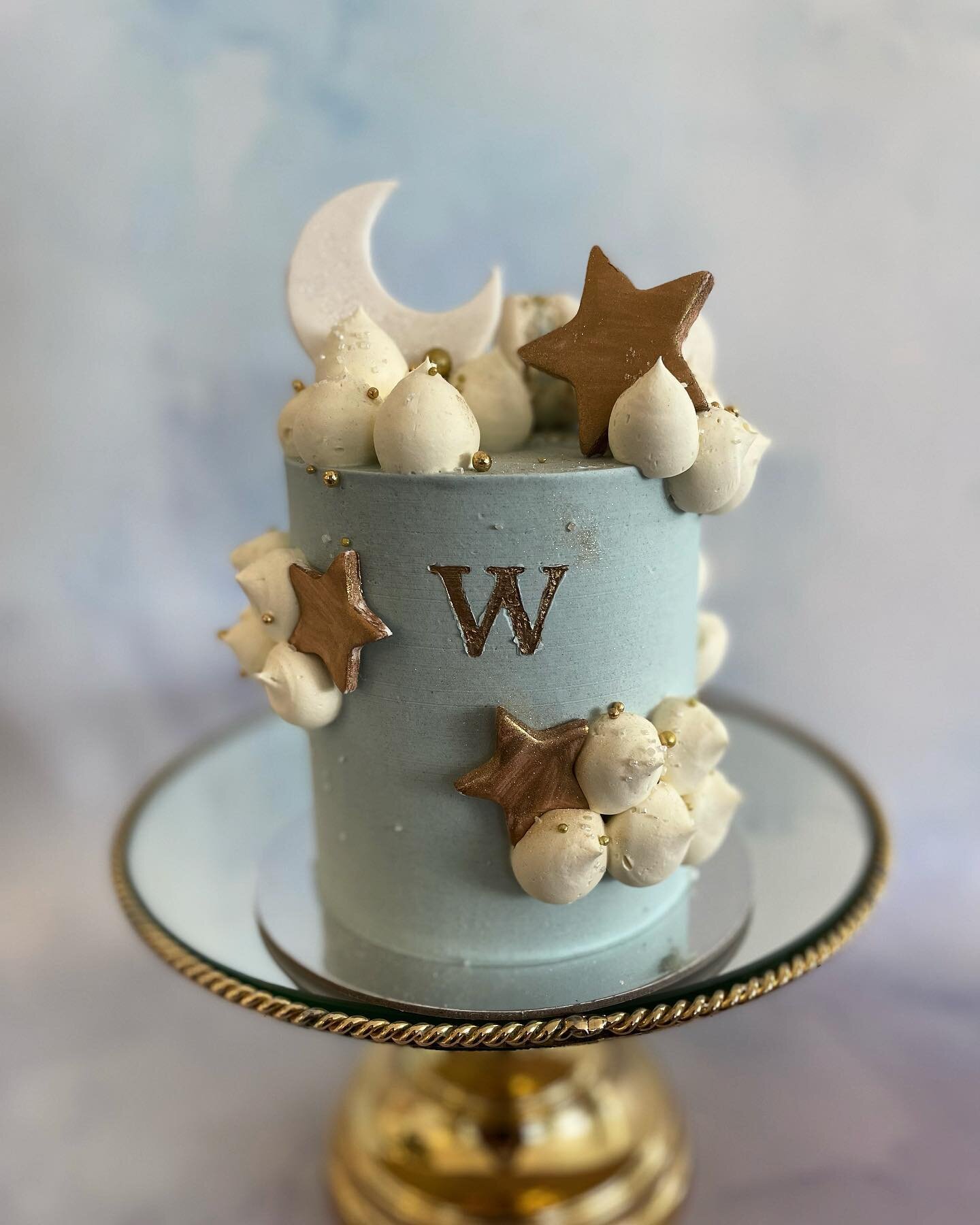 The sweetest baby blue Moon 🌙 &amp; Stars 🌟 Cake with monogram initial #poshlittlecakes #perthcake #perthcakes #cakesofperth #perthcakedesigner #cakesperth #perthbaker #acdnmember #wiltoncakes