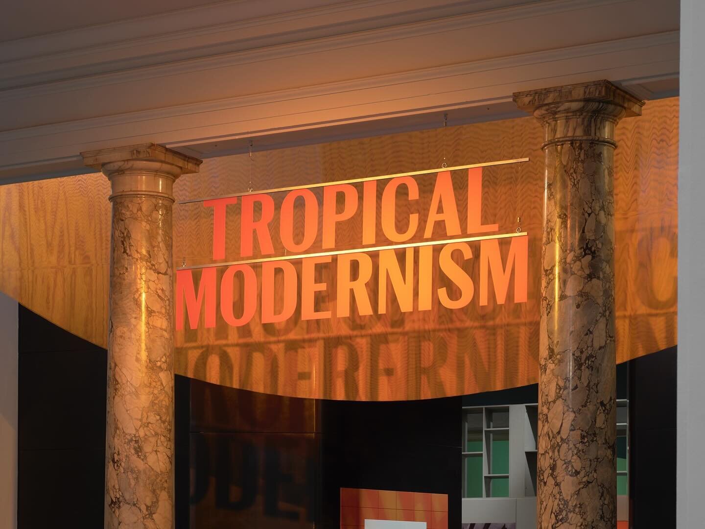 Tropical Modernism at the @vamuseum with @kirsten_hej @recordlighting and @samforsterassociates 

Curated by Chris Turner and Justine Sambrook.

📸 Thomas Adank