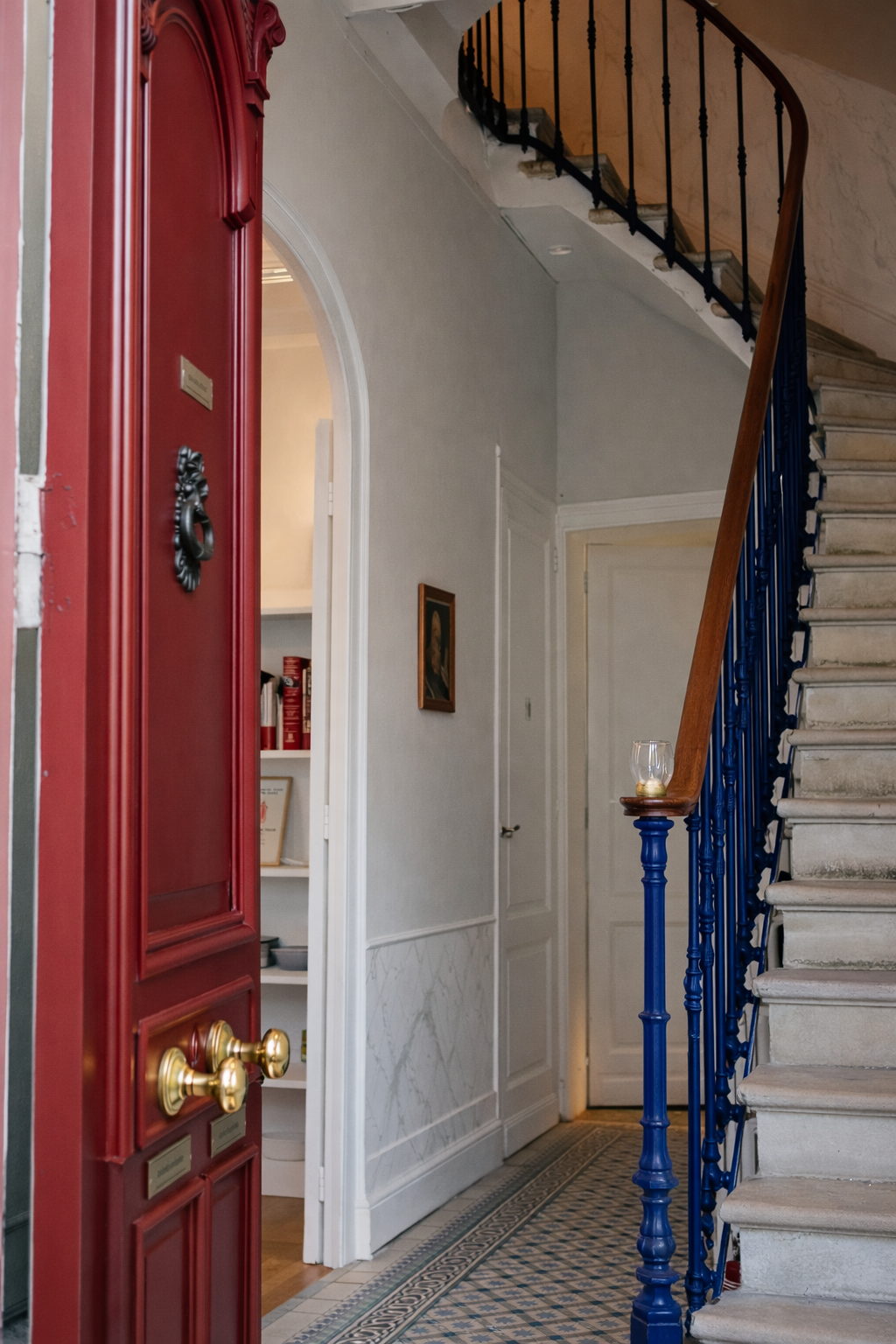 Portail rouge et escalier bleu élégant (1).png