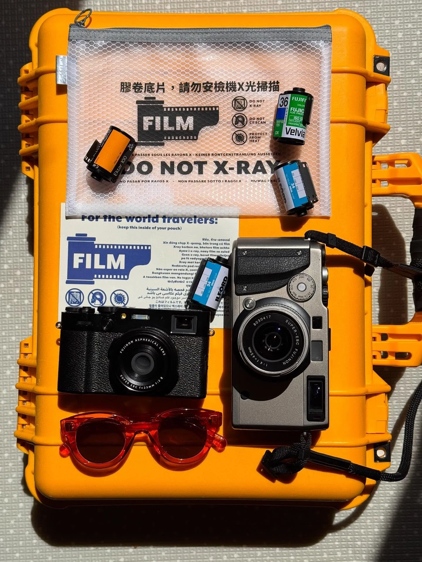 What are you packing in your camera bag for the summer holidays? I always find myself packing way more than I actually need — last summer I packed 5 cameras and ended up using my iPhone more 😅 — so I’m gonna pack eXtra light this y