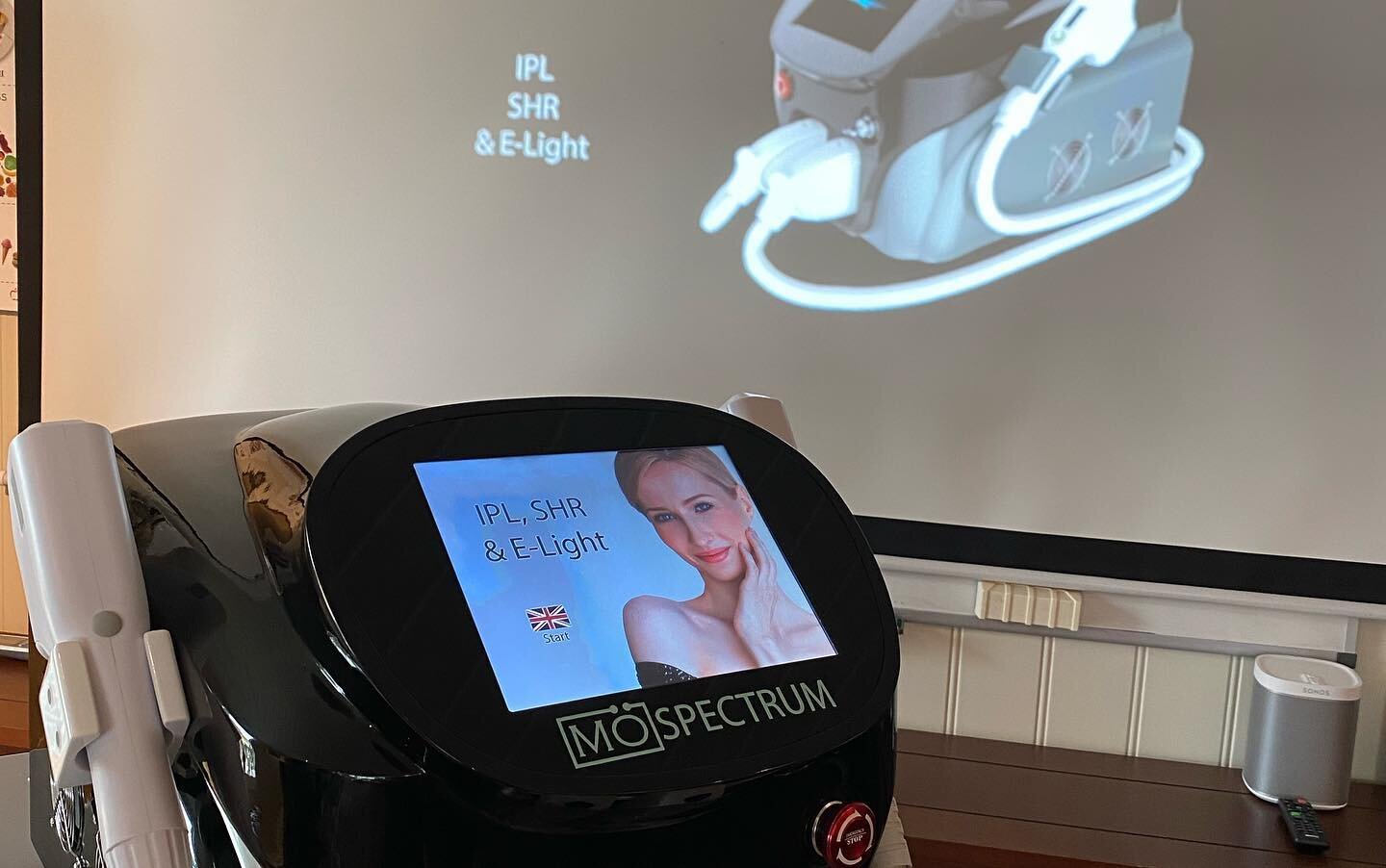 ENDELIG🤩 i dag har me hatt bes&oslash;k av leverand&oslash;r av laser/IPL maskinen v&aring;r. Full gjennomgang for oss og demo/info m&oslash;te for 19 kundar i kveld, god respons 💫. No e me klar👍🏻
#laser #ipl #pigment #hudfornyelse #hudoppstrammi