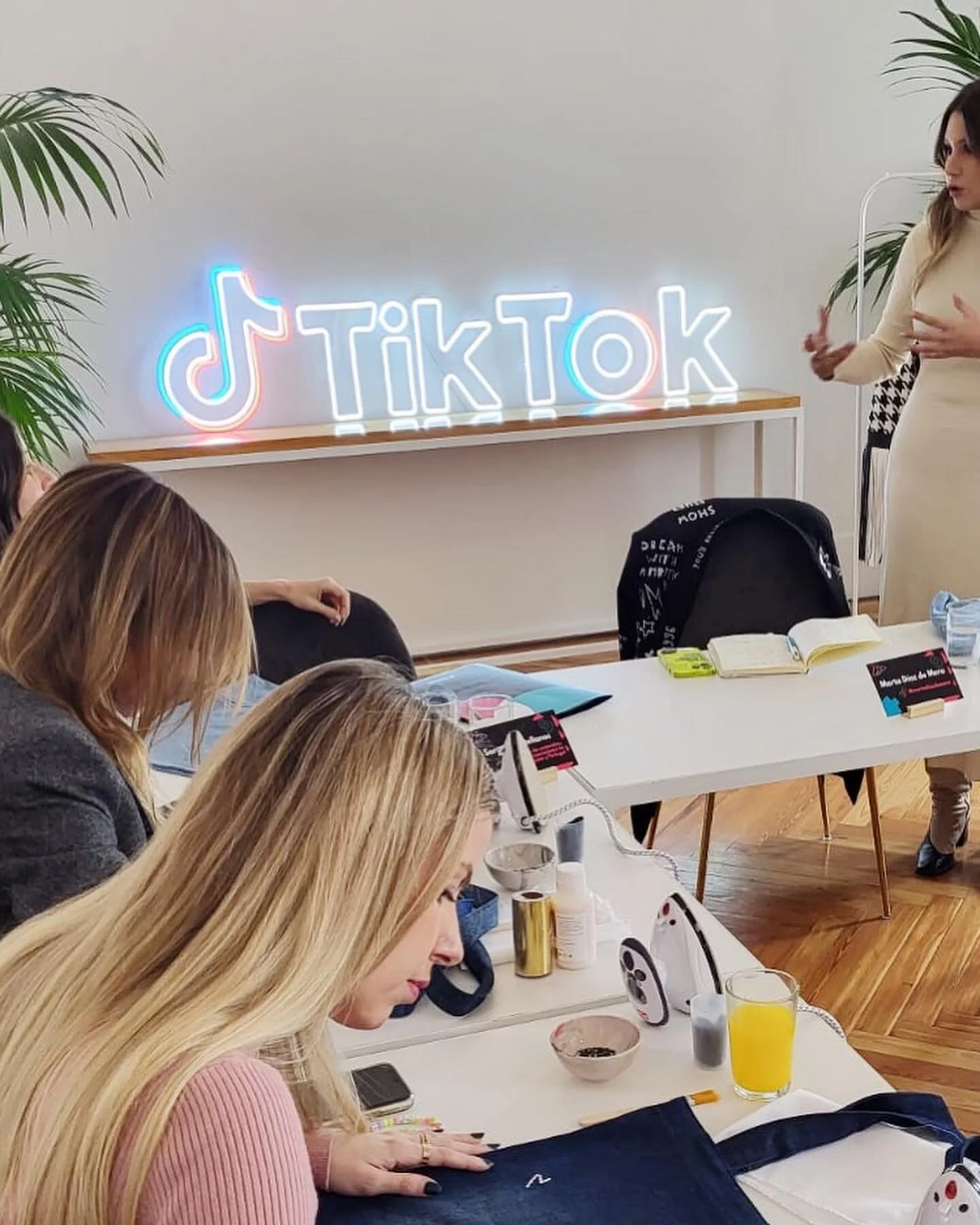 Ayer @tiktok_es y @edelman_spain organizaron en @espacio_dcollab un taller DIY de la mano de @martadmr y se respiraba belleza y creatividad por todas partes 💫💡como siempre agradecidos de acoger encuentros tan guays 😎

-
#presentaci&oacute;ndemarca