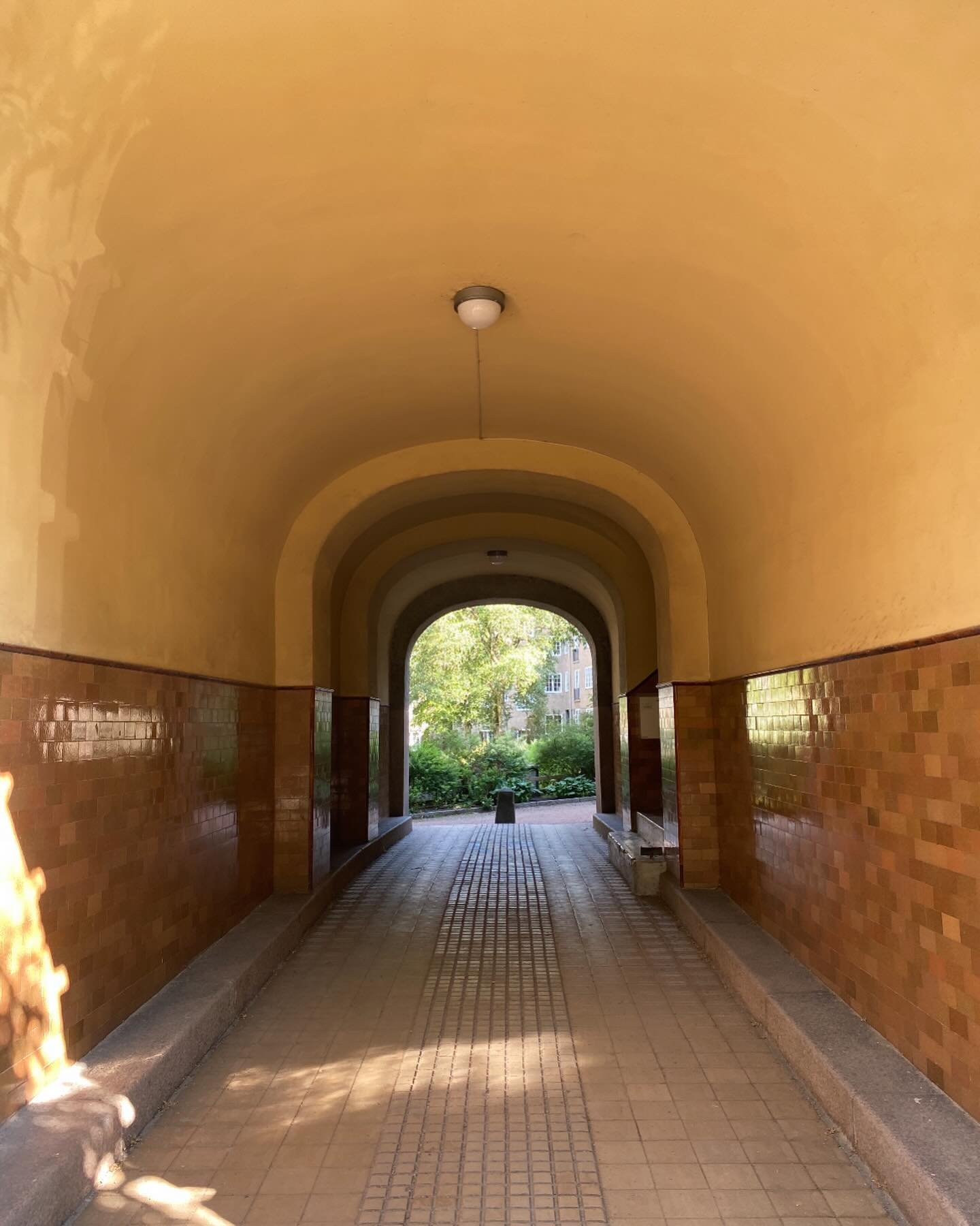 I en nydelig byg&aring;rd i Jacob Aalls gate ble vi involvert i totalrenovering av en leilighet. Leiligheten har f&aring;tt mange morsomme l&oslash;sninger og glade farger. Det n&aelig;rmer seg tid for fotografering og vi gleder oss til &aring; vise 