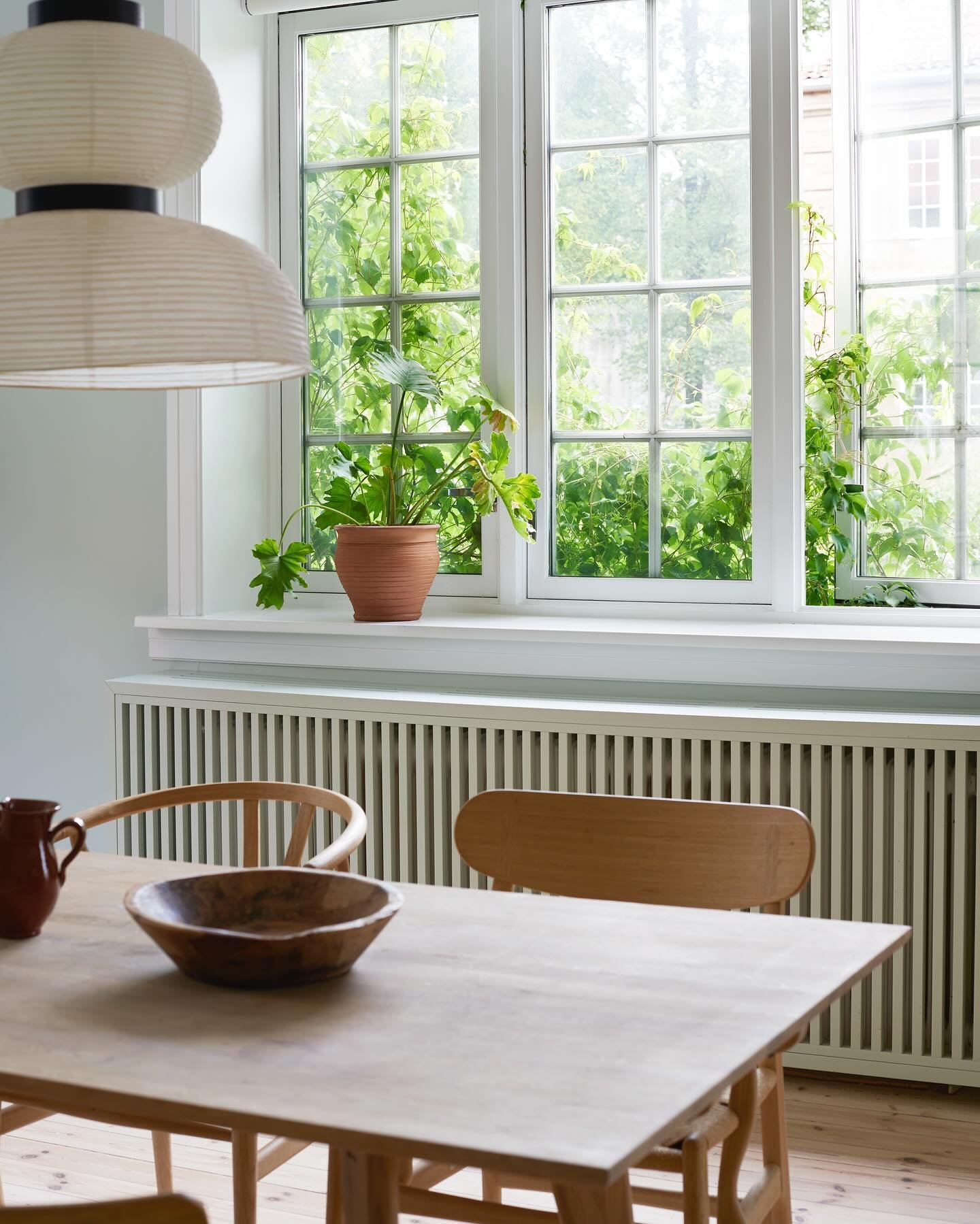 Her nytes hyggelige stunder rund spisebordet - omringet av spirende og vakre vekster som titter inn av vinduet 🌿 

Foto: Monica Friedrich Johannessen // @fotografmfj 
Styling: Marthe Bergan Osen // @martheberganosen 

#interior #interiordesign #arki