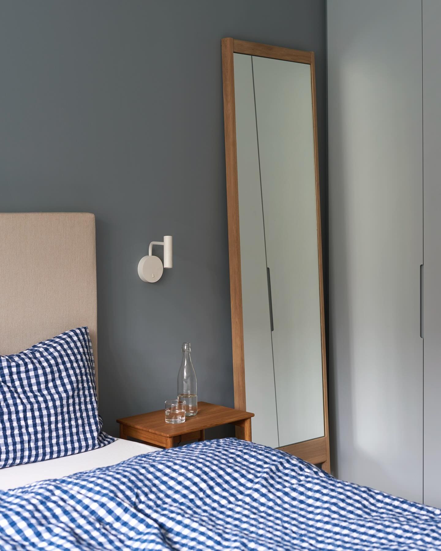 Et svalt og lunt soverom i Jacob Aalls gate 

Foto: Monica Friedrich Johannessen // @fotografmfj 
Styling: Marthe Bergan Osen // @martheberganosen 

#interior #interiordesign #jotunlinbl&aring; #jotunlady #formandrefine #studio10