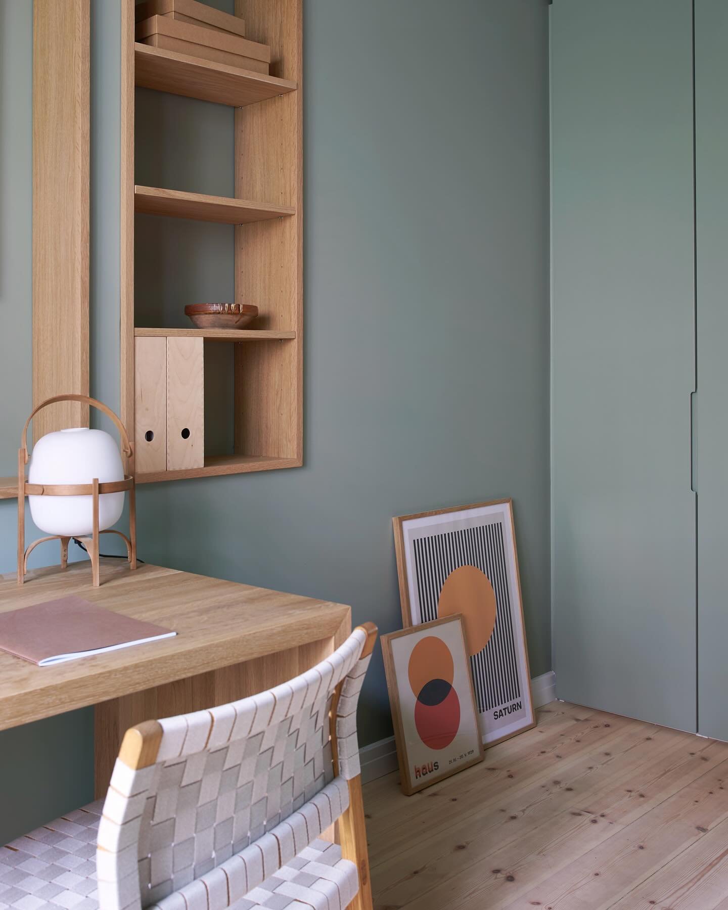 Kombinert soverom og hjemmekontor i en miks av varme og kj&oslash;lige toner 🌿

Foto: Monica Friedrich Johannessen // @fotografmfj 
Styling: Marthe Bergan Osen // @martheberganosen 

#interior #interiordesign #jotunlady #studio10