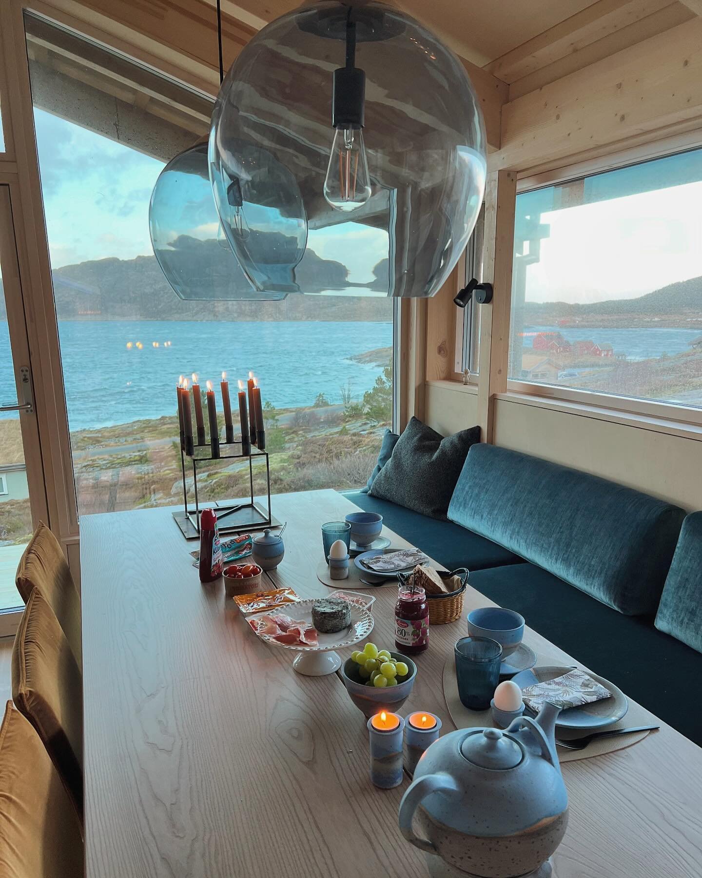 Stemningsrapport fra kunde. Ingen ting er herligere enn det ☕️

#interior #hytte #architecture #breakfast #interi&oslash;rarkitektur