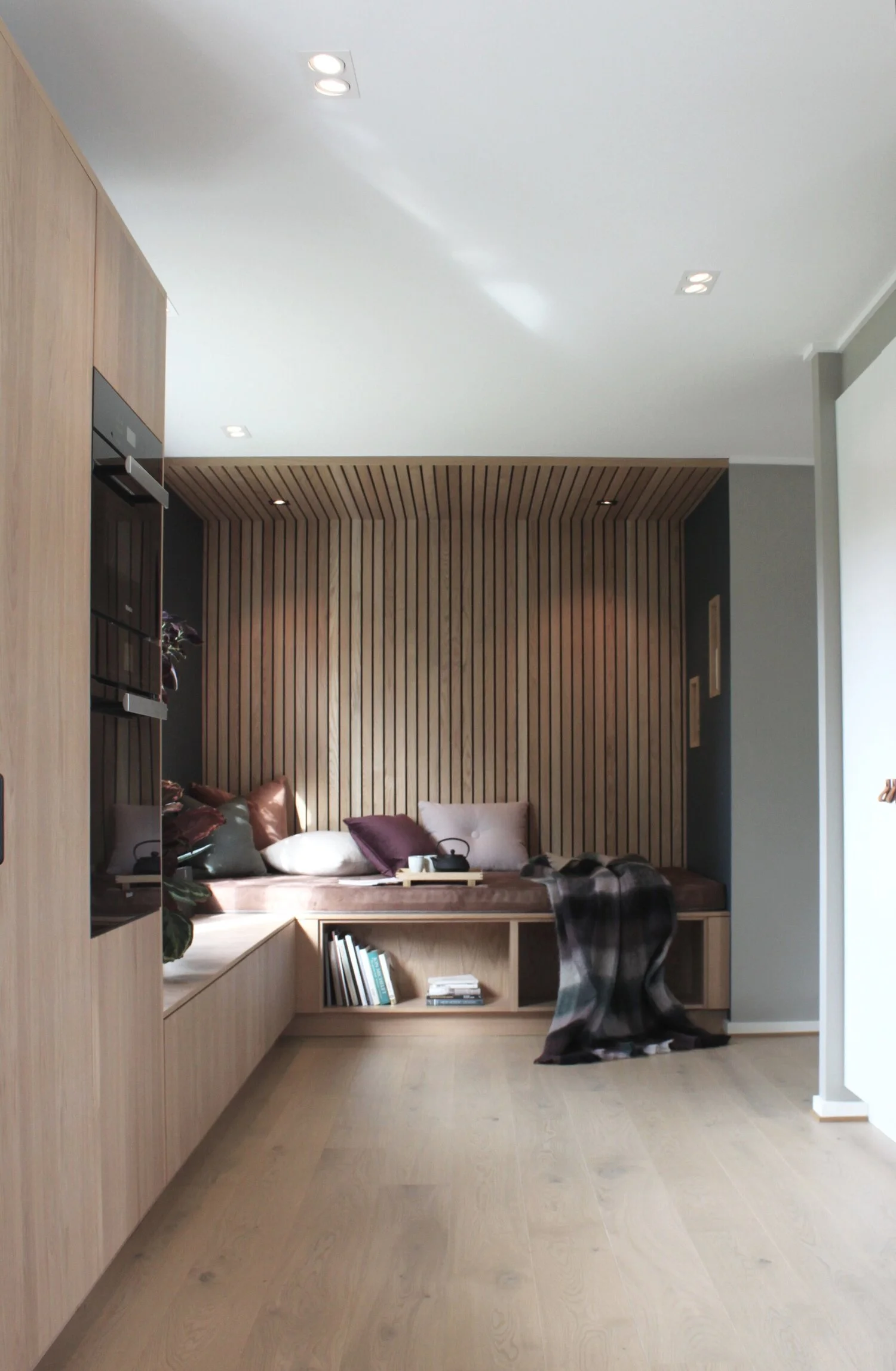 En herlig krok som blir benyttet av både store og små til lek og kreativitet, men også til lesing og avslapping. Et stort vindu skaper liv og lys til denne kroken.